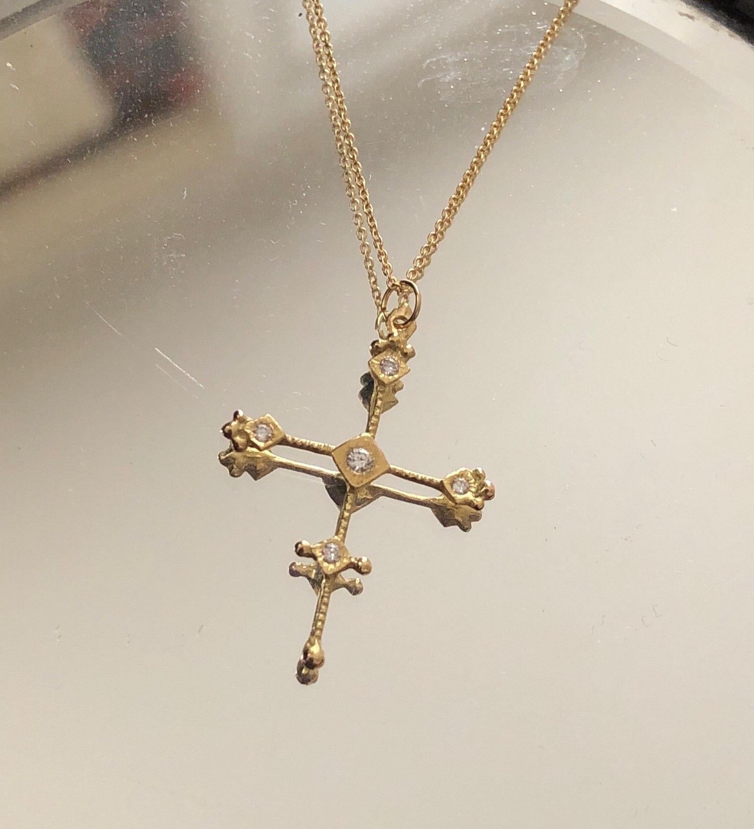 Collier croix byzantin Ojo De Dios en or 18 carats serti de diamants de RIMA JEWELS Unisexe en vente