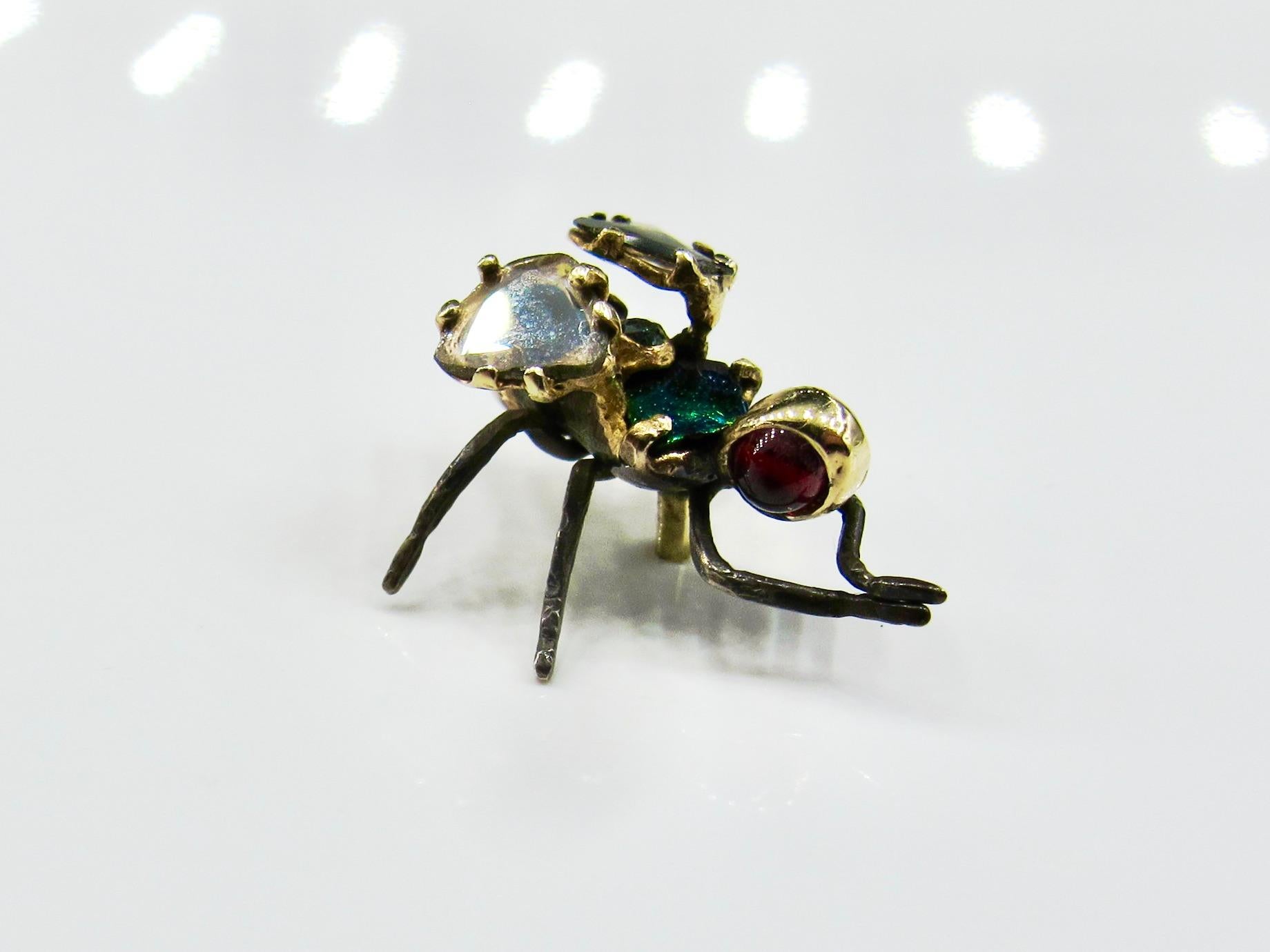 RIMA Jewels: Memento Mori Hyperrealistischer Fliegen-Ohrstecker mit Diamantschliff (Cabochon) im Angebot
