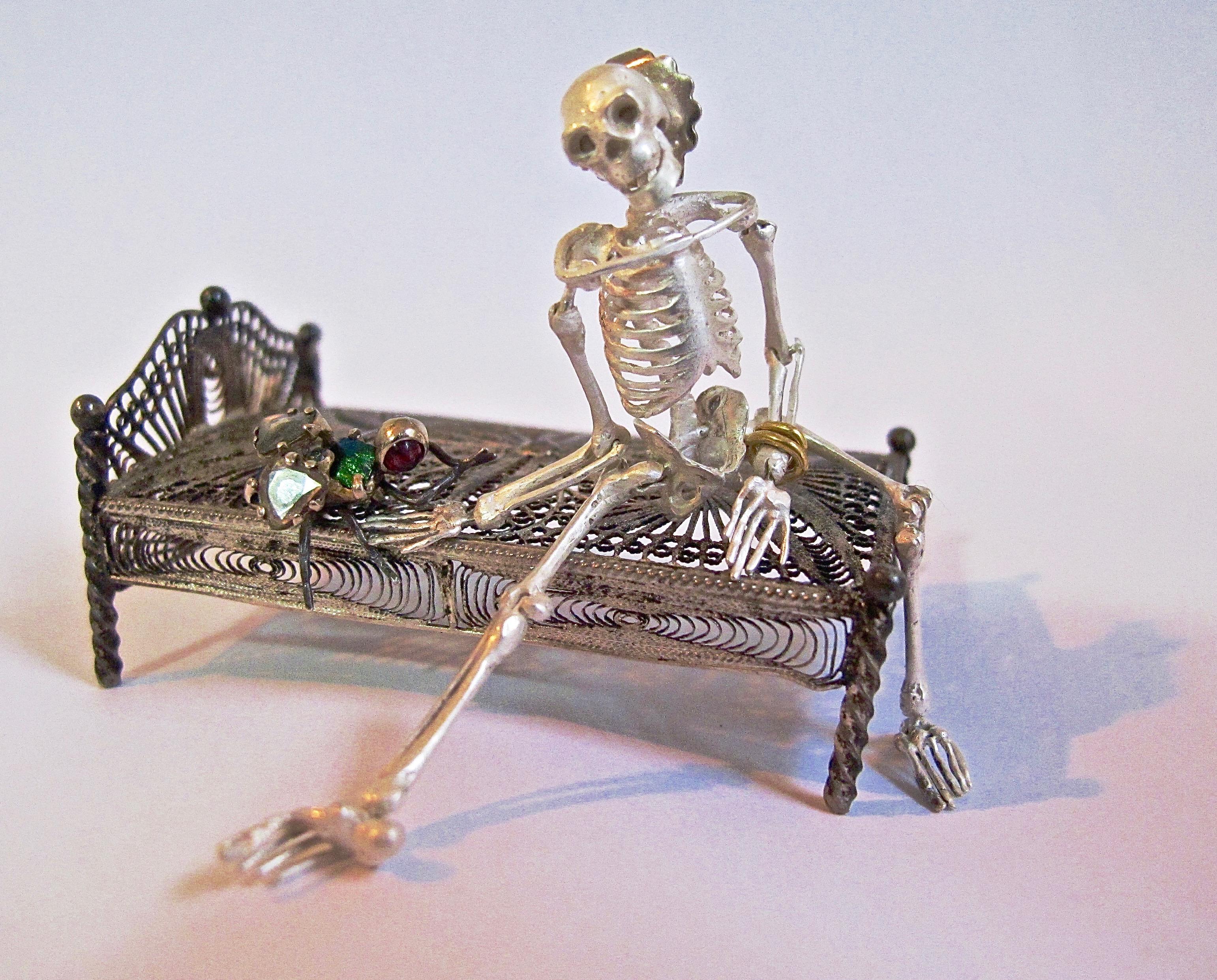 RIMA Jewels: Memento Mori Hyperrealistischer Fliegen-Ohrstecker mit Diamantschliff im Angebot 2