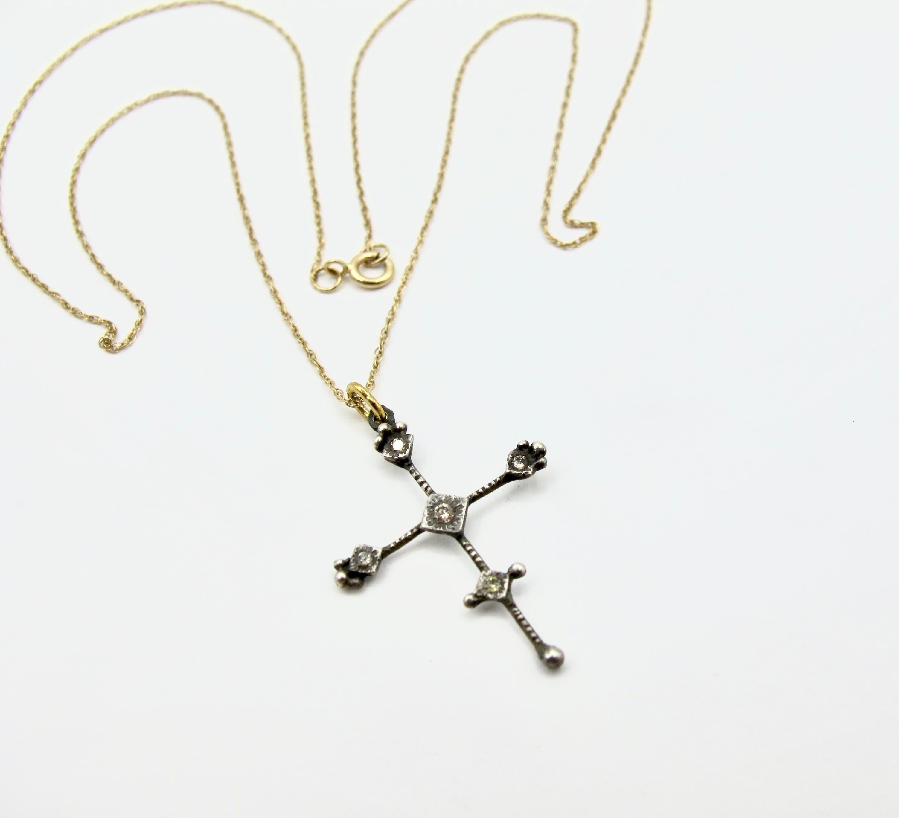 RIMA Jewels: Ojo De Dios, zarte Kreuz-Halskette (Brillantschliff) im Angebot
