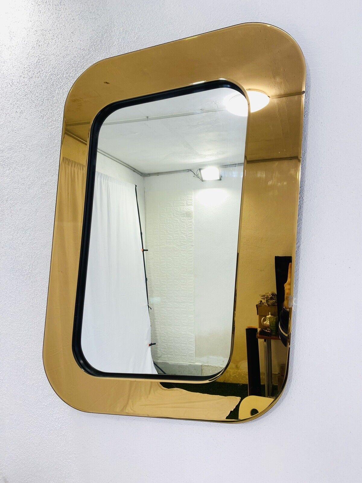 1980 - très rare miroir Rimadesio, avec fixation verticale et horizontale.

Autocollant au dos

L'article est en très bon état de conservation, il n'y a pas de défauts esthétiques ou structurels à signaler, seuls des signes légers et évidents du