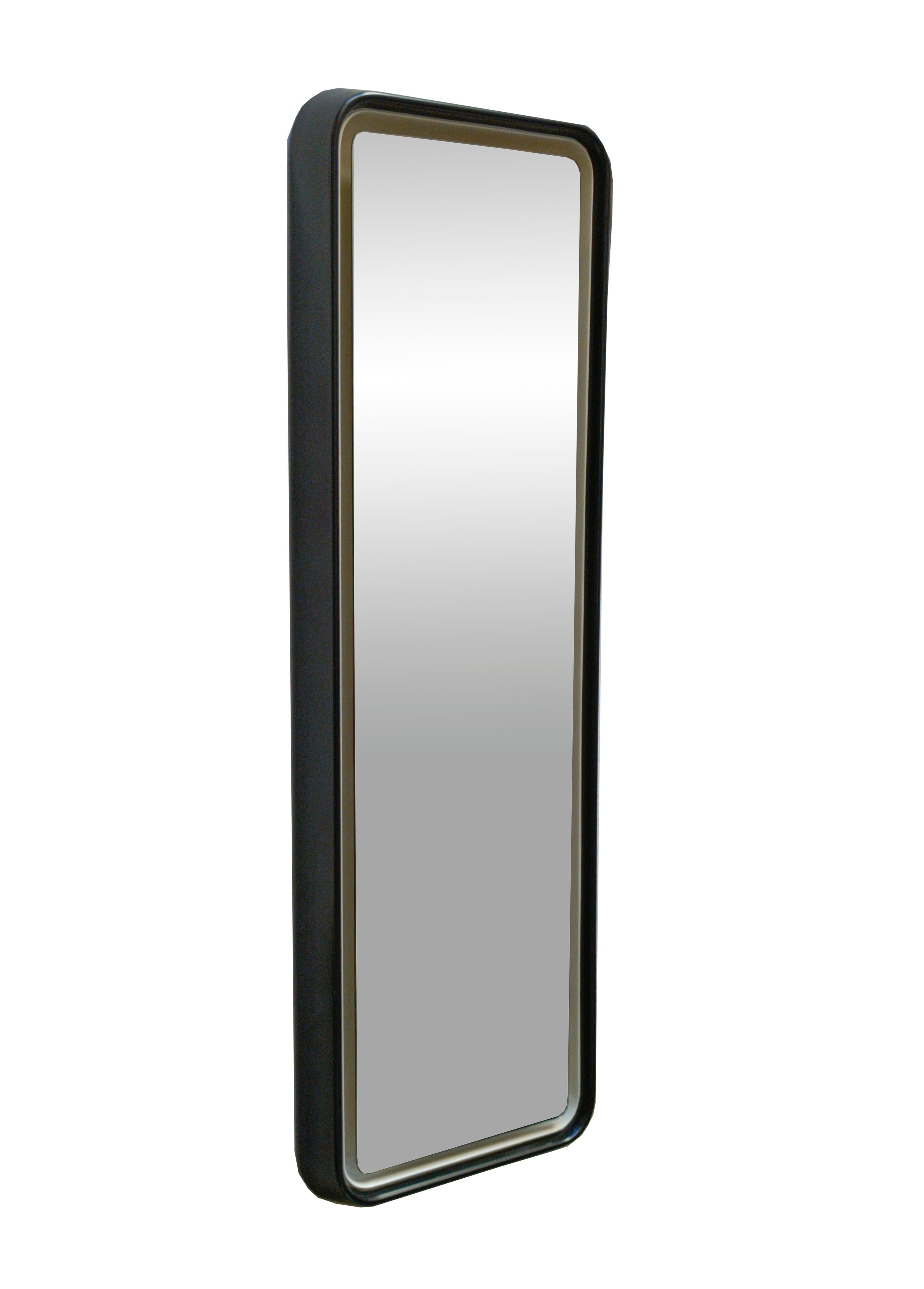 Miroir mural rétro-éclairé Rimadesio, fabrication italienne vers les années 1970. En plus de sa fonction de miroir, il peut utiliser une lumière qui sort de l'intérieur. Facile à placer à l'entrée d'un appartement ou plus simplement dans une chambre.