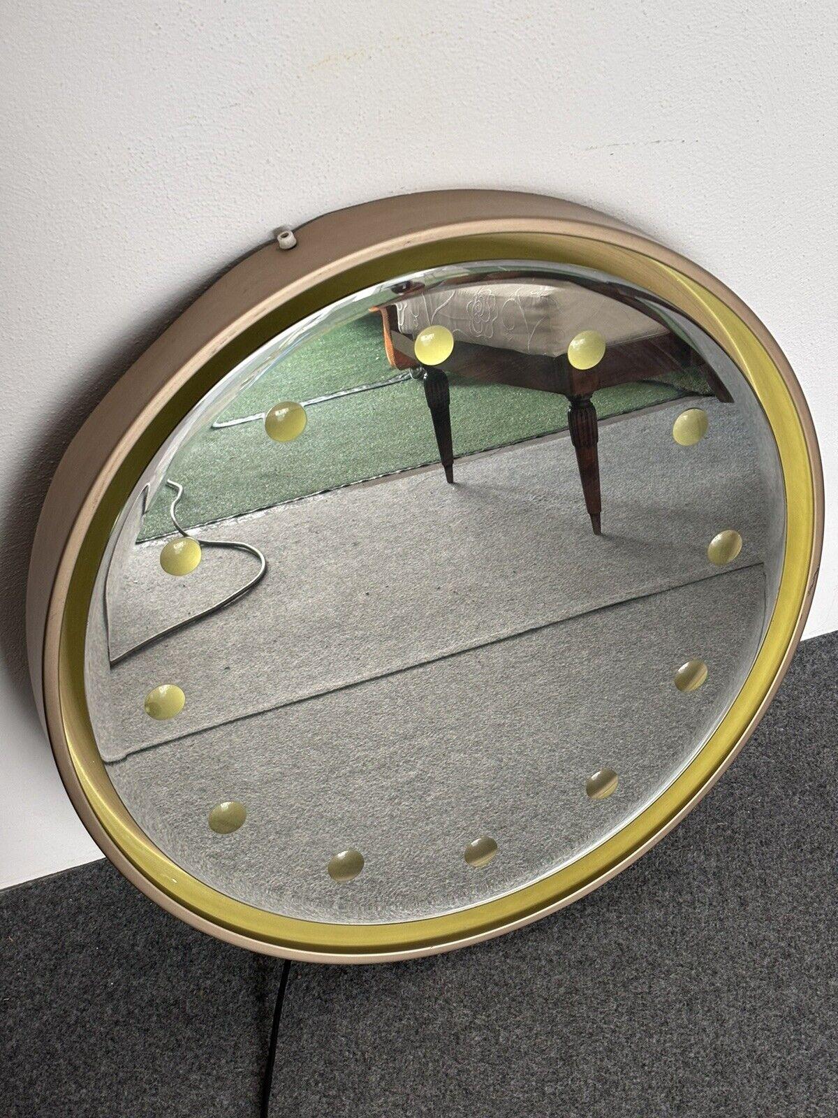 Rimadesio Miroir rétro-éclairé Hollywood Regency 1970's Design Modern.

Cadre en métal doré et verre dépoli.

L'article est en bon état de conservation, il n'y a pas de défauts esthétiques ou structurels majeurs à signaler, seulement des signes