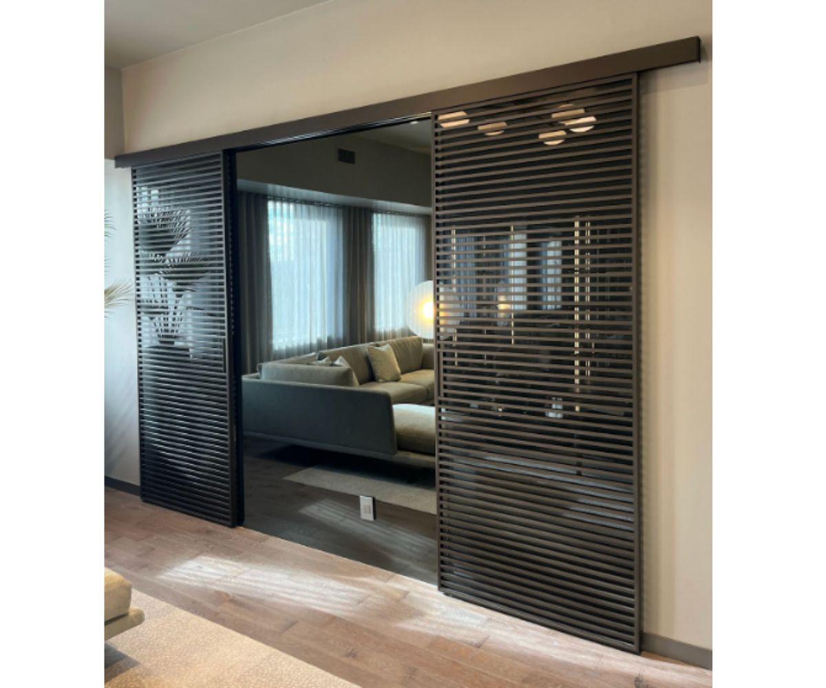 The typical aluminium crosspieces are installed on both sides of the panels, making them perfectly double-sided and ideal for any section of the house, from living to night areas, as well as for professional settings. A high graphic value solution,