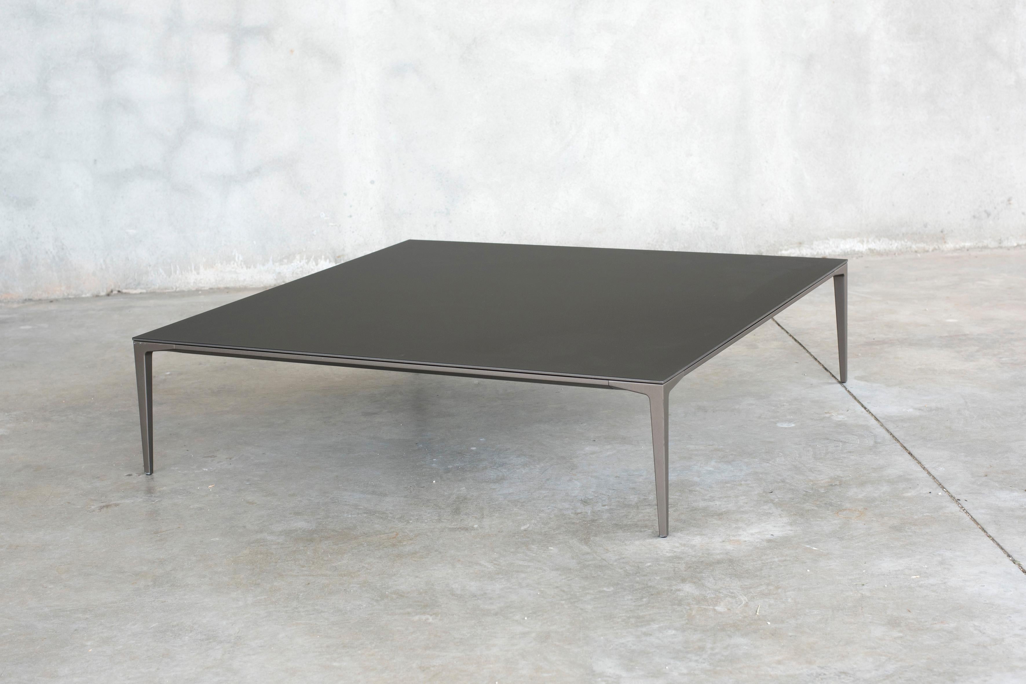 Table basse modèle Tray de Rimadesio réalisée dans les années 2020.
Taille 110 x 110 cm, H 28 cm / 43.3 x 43.3 inches, H 11 inches.
D'occasion mais en excellent état.
Structure des pieds en aluminium foncé et plateau en carbone noir.
Une vidéo est