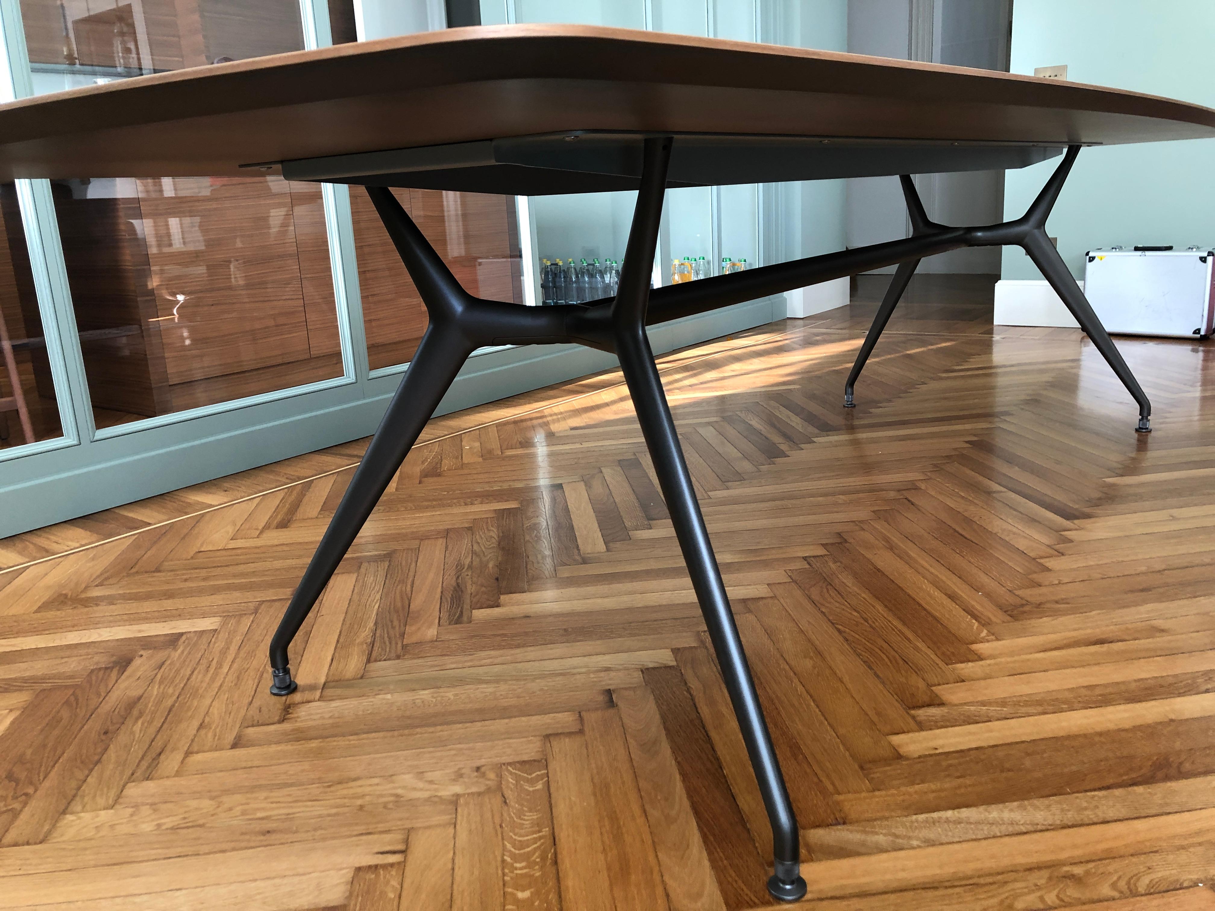 Rimadesio Nussbaum Holzplatte Metall Beinstruktur Iconic Manta Tisch 5