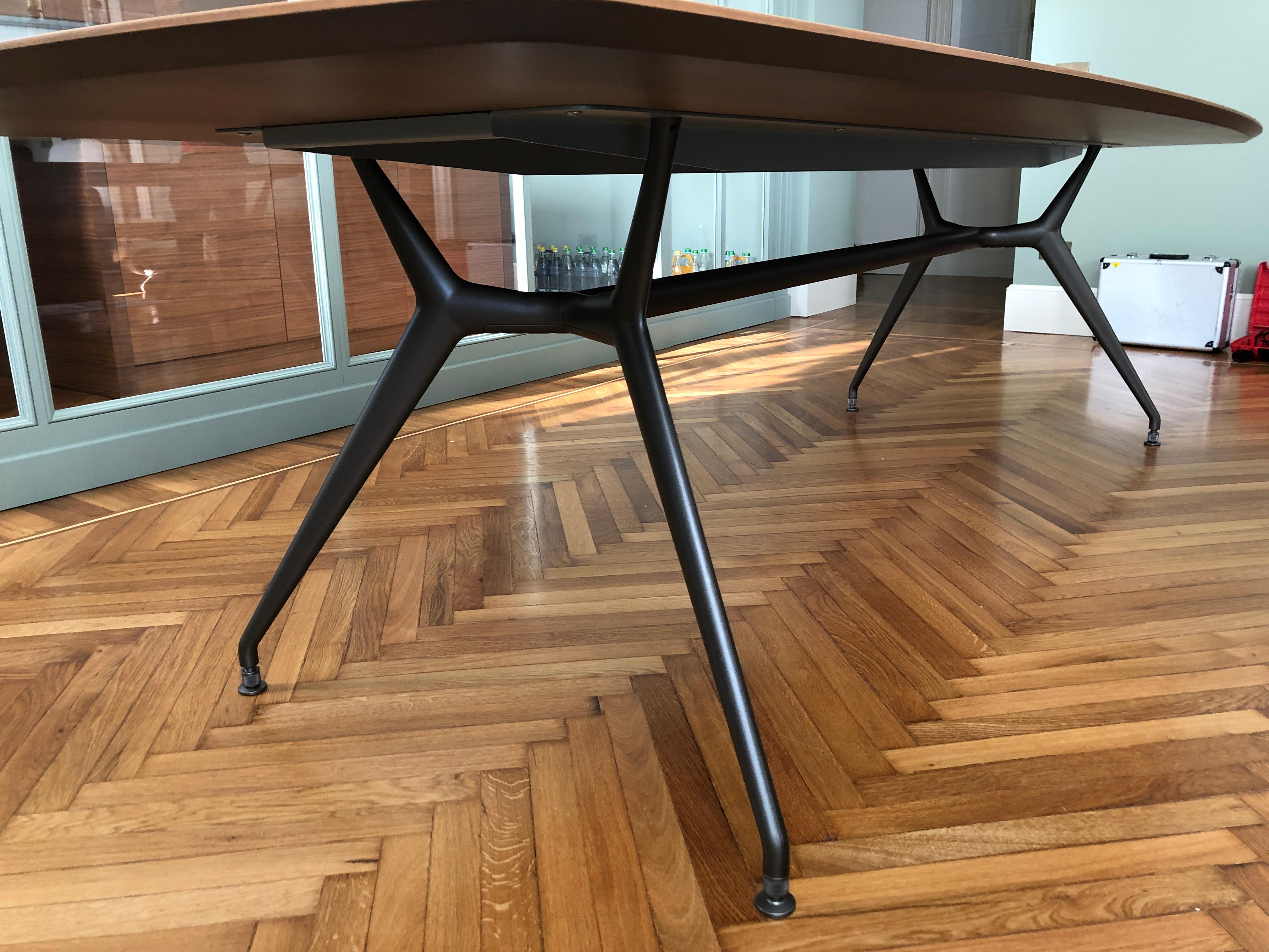 Rimadesio Nussbaum Holzplatte Metall Beinstruktur Iconic Manta Tisch (Moderne)