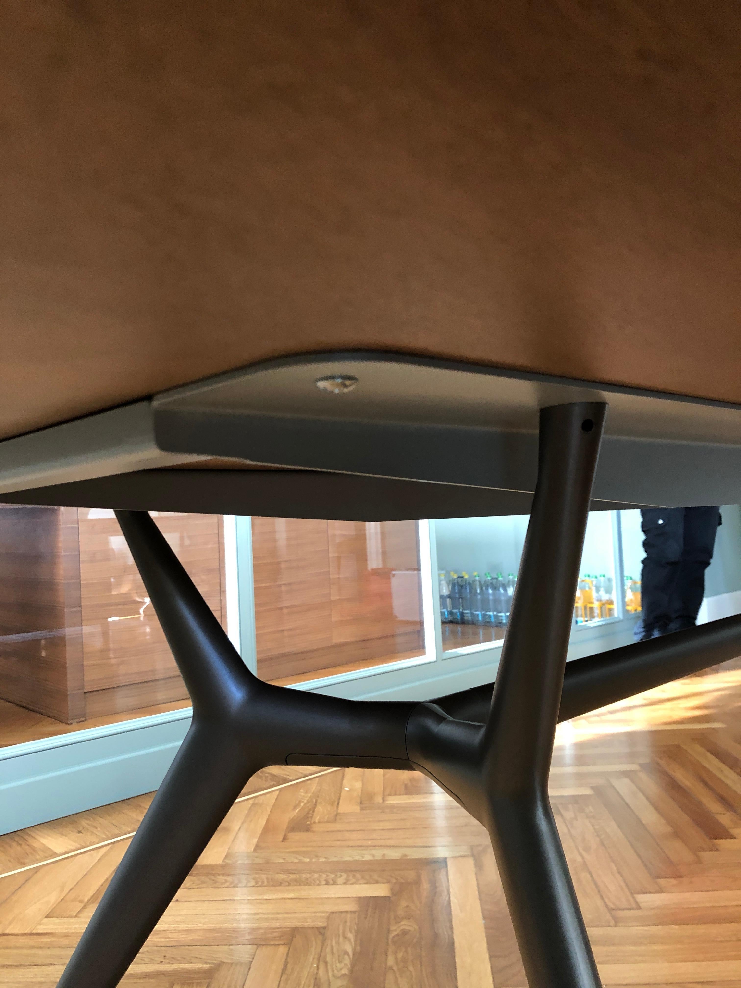 Rimadesio Nussbaum Holzplatte Metall Beinstruktur Iconic Manta Tisch 4