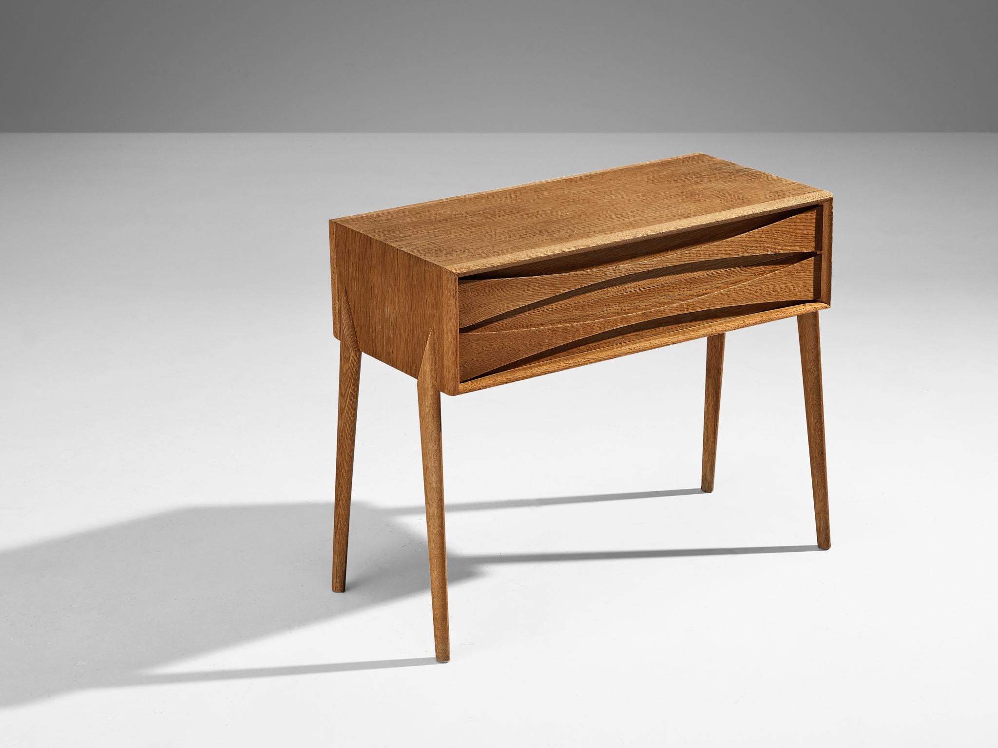 Rimbert Sandholt for Ateljé Glas & Trä, night stand or side table, oak, Sweden, 1960s

This charming nightstand or side table is designed by the Swedish designer Rimbert Sandholt. This piece is well-constructed in a precise manner implementing