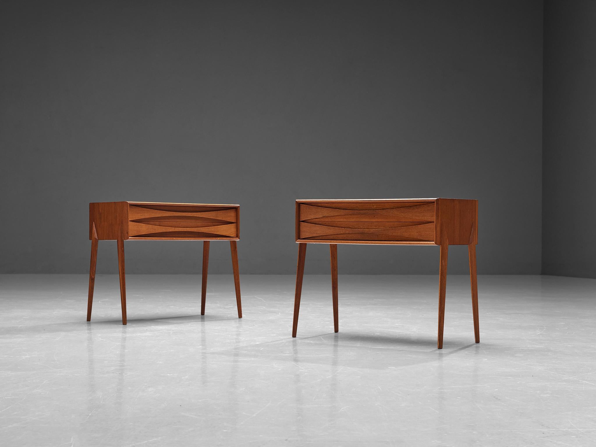 Rimbert Sandholt para Ateljé Glas & Trä, pareja de mesillas de noche o auxiliares, teca, Suecia, años sesenta.

Este elegante par de mesillas de noche o mesas auxiliares fue diseñado por el sueco Rimbert Sandholt. Elaboradas por expertos con líneas