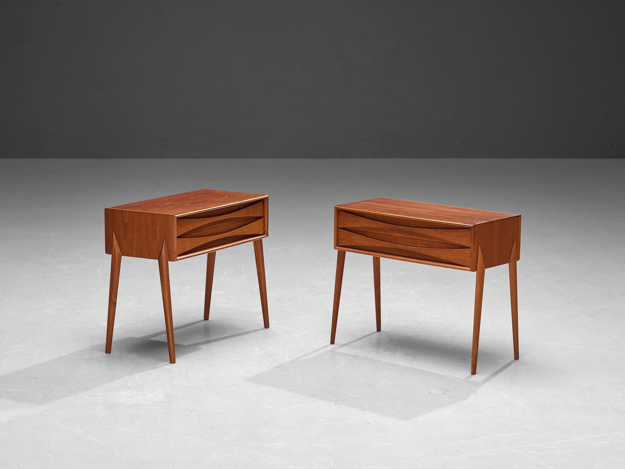 Rimbert Sandholt para Ateljé Glas & Trä Pareja de mesillas de noche de teca Escandinavo moderno