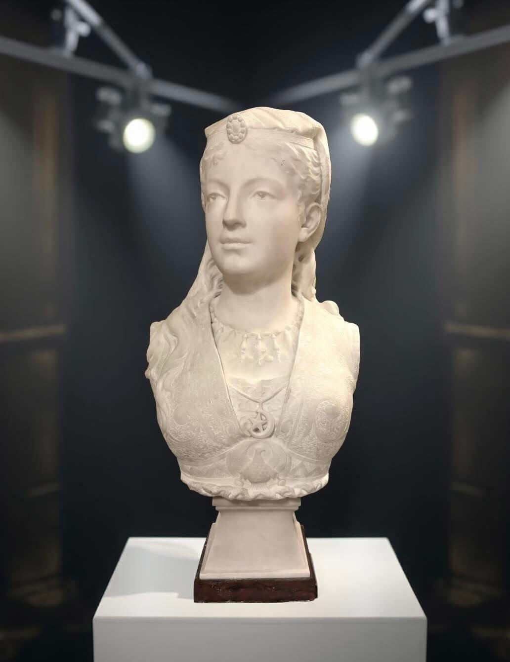 Grande Busto Orientalista in Marmo di Armida Scuola Francese XIX secolo Firmato For Sale 2