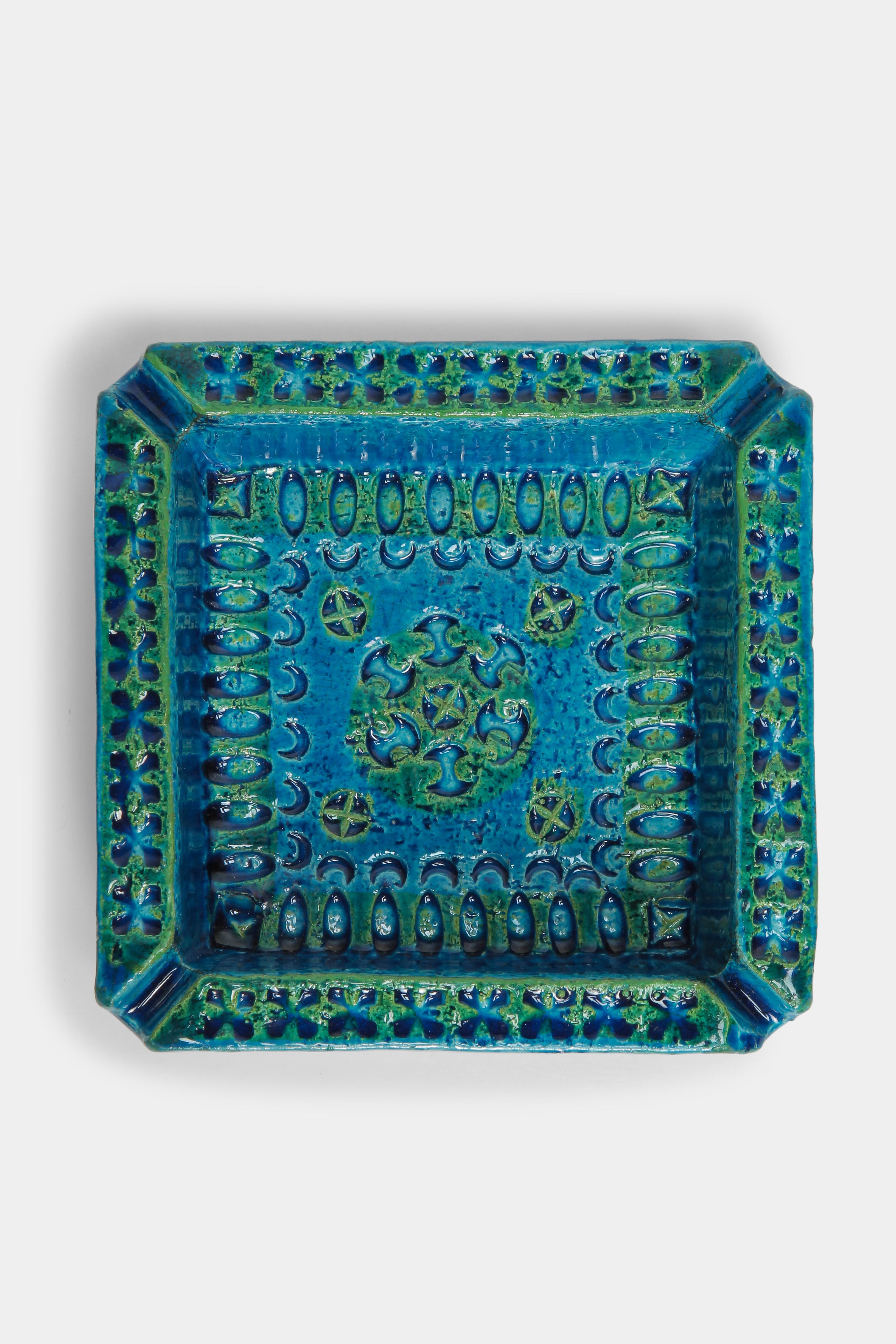 Beautiful blue and green coloured ashtray from the production series Rimini Blu by Aldo Londi. The ashtray way produced by Bitossi Italy in the 1970s and is in a very good condition.