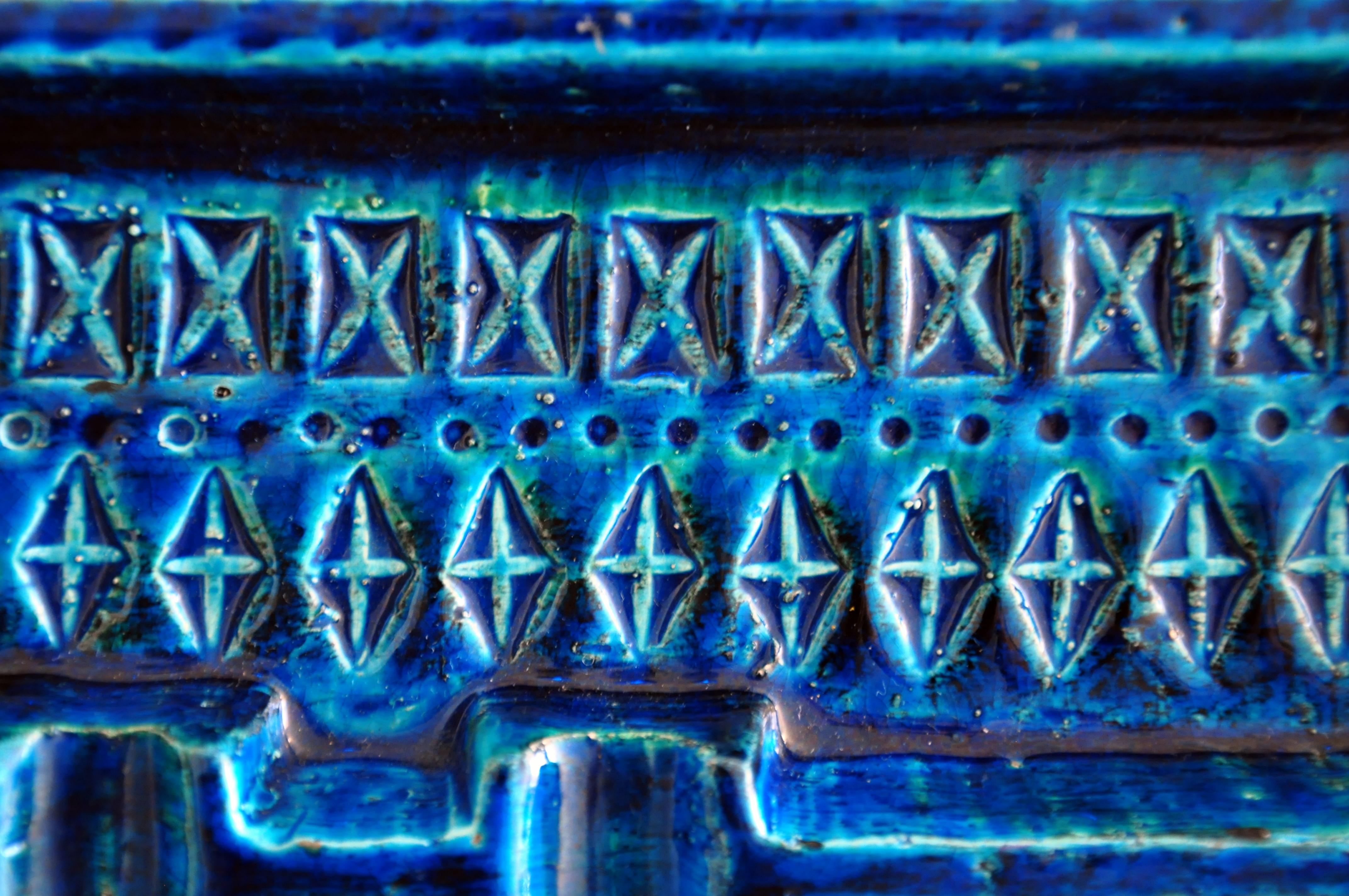 Italian handmade ceramic vide-poche or catchall tray in the vibrant signature blue of Aldo Londi's iconic art pottery collection Rimini Blu, originally designed in 1959 for Bitossi Ceramiche and imported by Raymor in the 1960s. The cigar ashtray