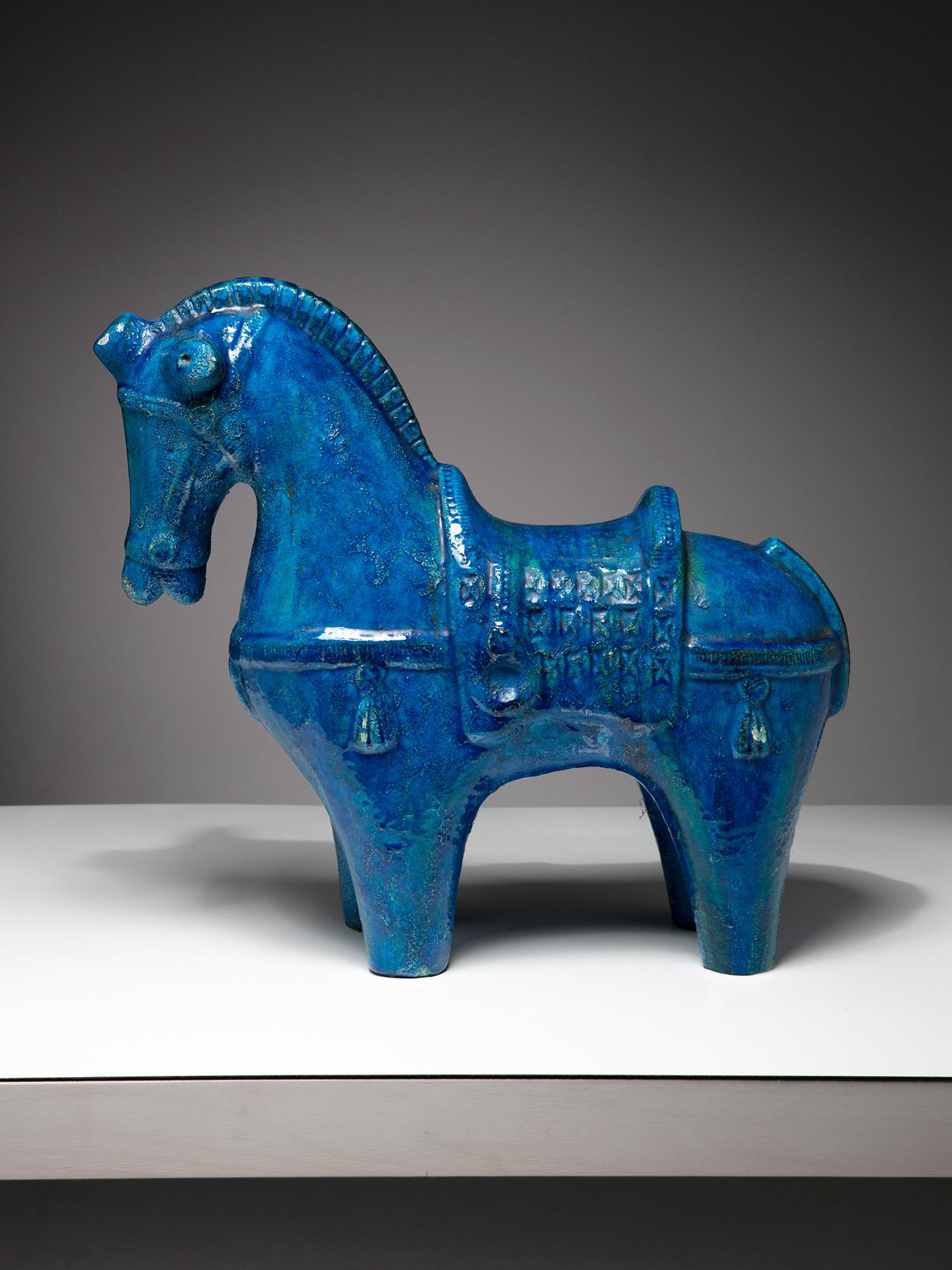 Stehende Pferdeskulptur aus Keramik von Aldo Londi für Bitossi.
Blaue kristalline Glasur, die die Details des Dekors hervorhebt.
