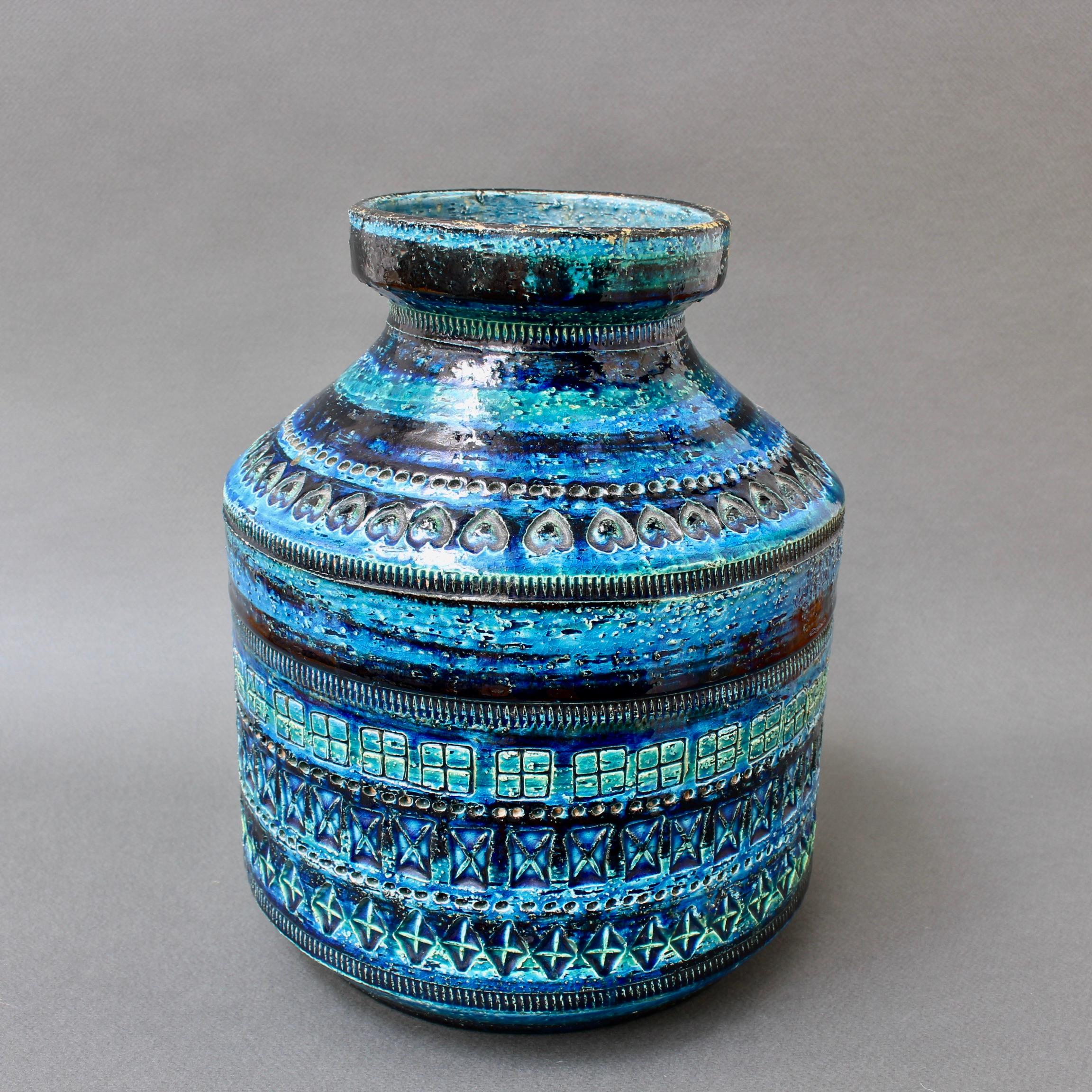 Vintage Italian ceramic vase in Rimini Blu with geometric motif by Aldo Londi for Bitossi, (circa 1960s-1970s). Rimini Blu was devised by Aldo Londi in 1959 and quickly became the company's hallmark range. It has been applied to a vast range of