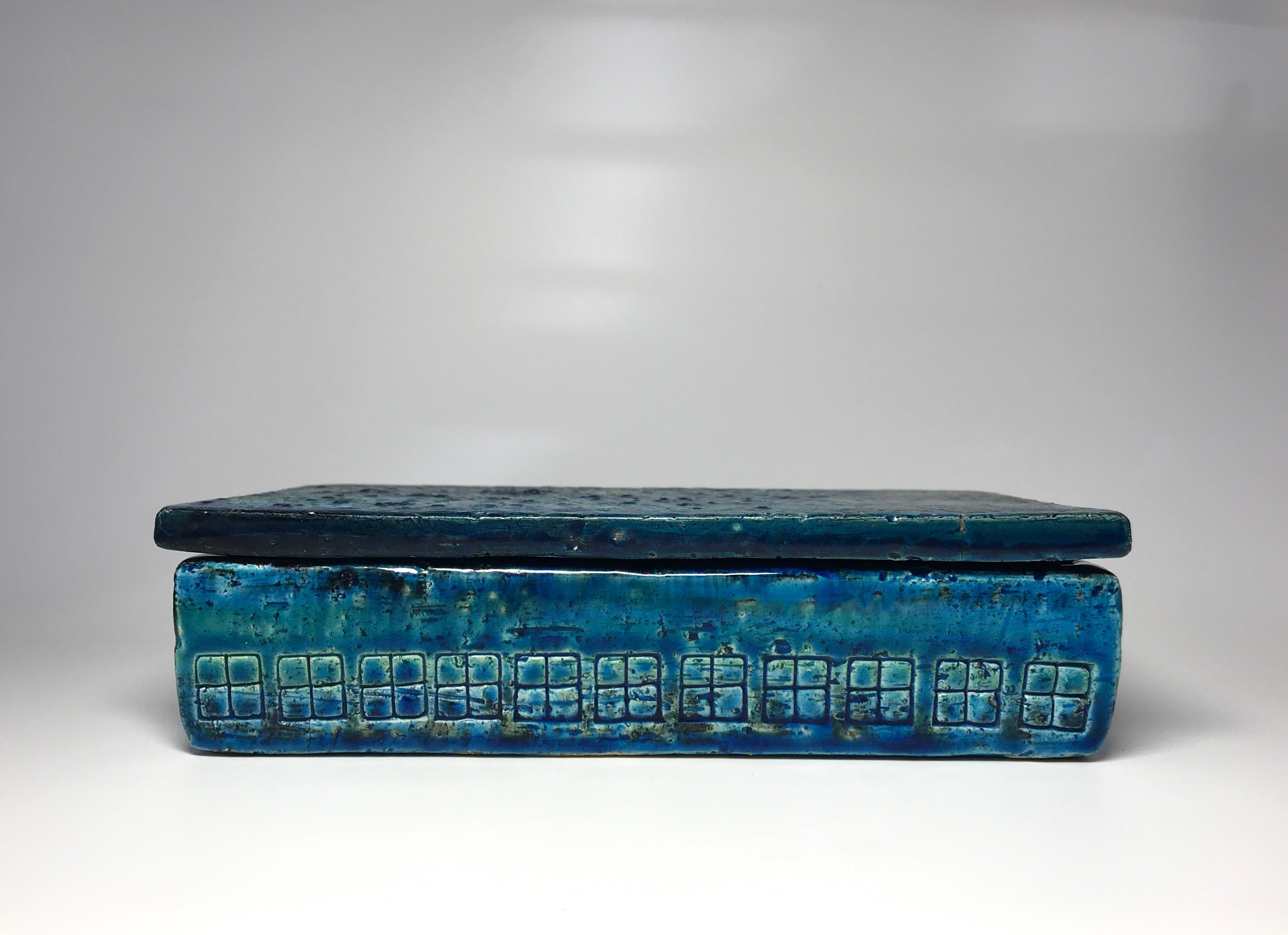 Bitossi Rimini blau-grün gestreifte, längliche Keramikdose mit Deckel und handgeschnittenem Dekor. Ein schönes Beispiel für italienische Handwerkskunst,
ca. 1960er Jahre
Signiert Italien auf dem Boden der Schachtel
In gutem Zustand. Kleine