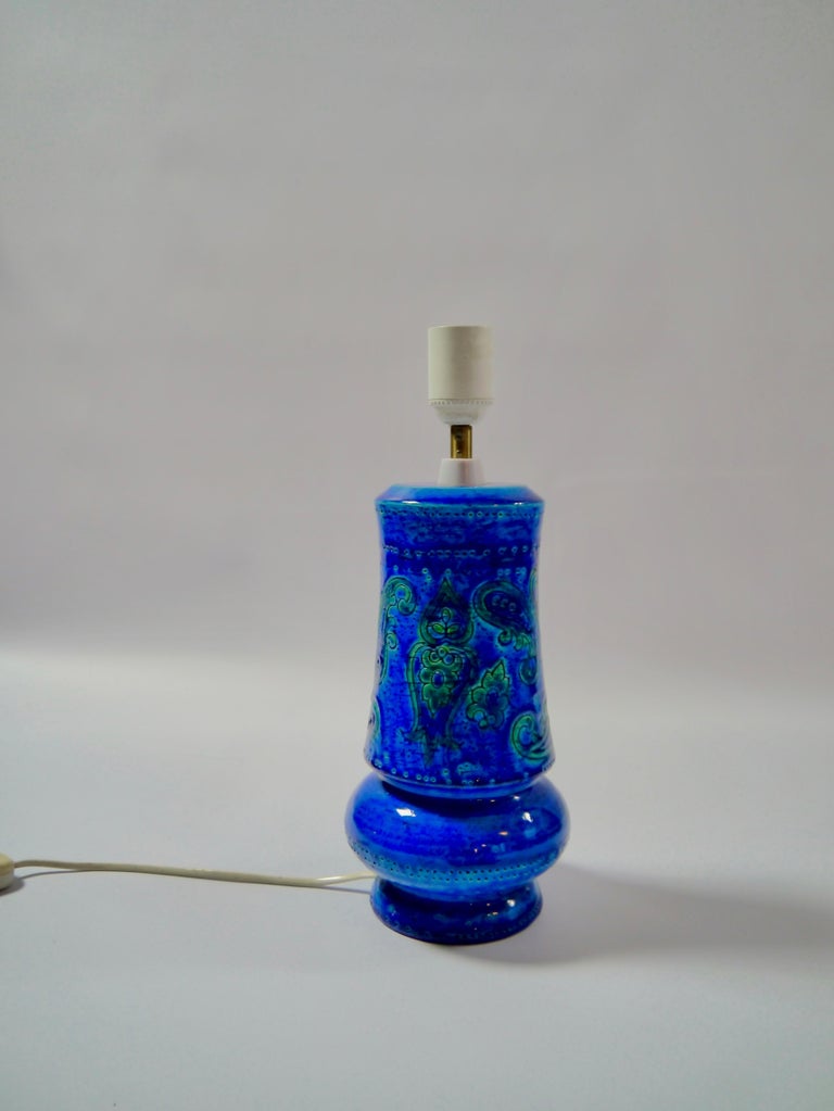 Mid-Century Modern ceramic table lamp designed by Aldo Londi for Bitossi. Intense Rimini blue color.