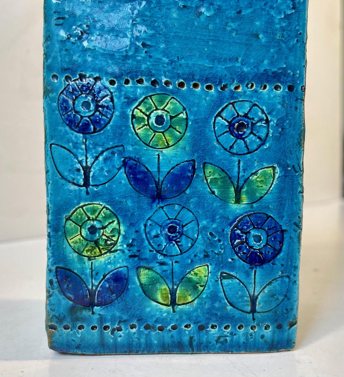 Un rare vase rectangulaire en grès bleu de Rimini décoré de tournesols. Conçu par Aldo Londi et fabriqué en Italie par Bitossi dans les années 1960. Mesures : H : 16,5 cm, L/D : 8,5/5,5 cm.