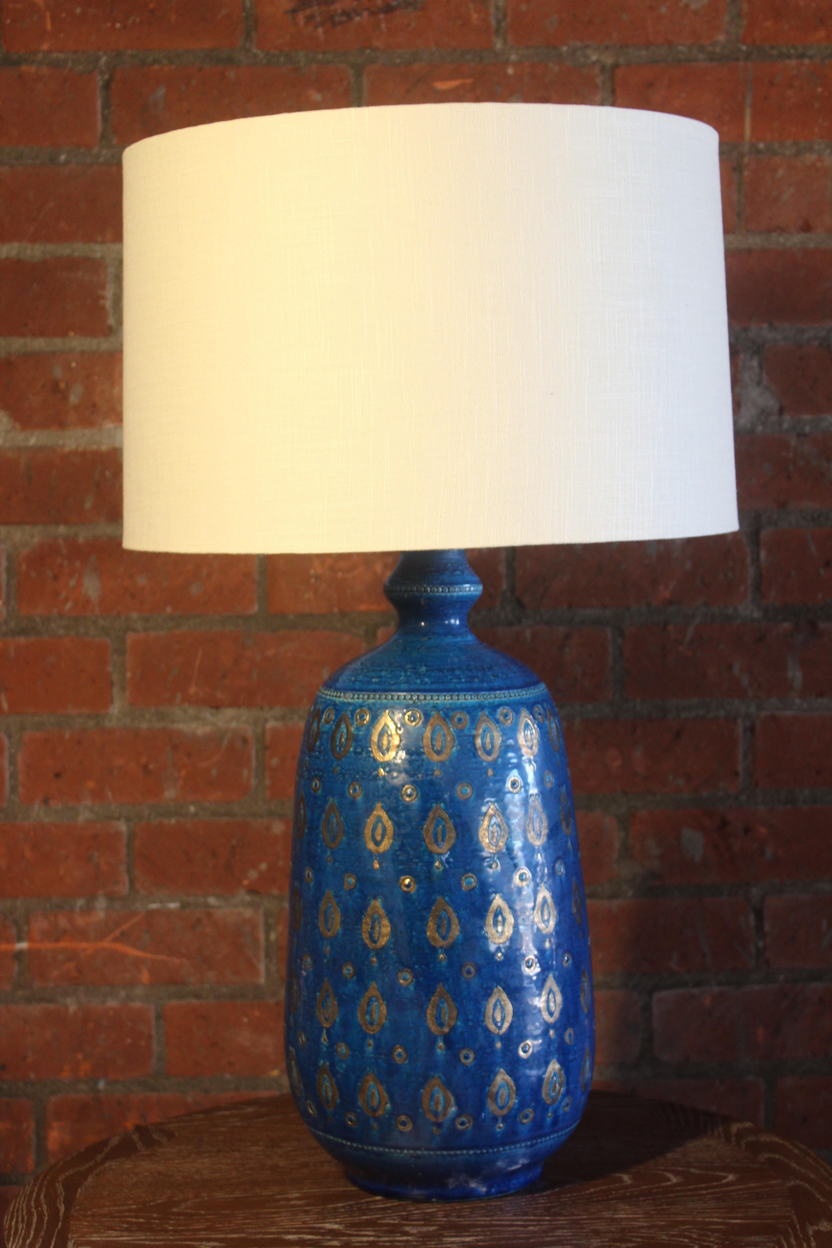 A beautiful ceramic lamp in rimini blue by Aldo Londi for Bitossi, Italy, 1960s. Newly rewired and fitted with a custom made shade in linen.