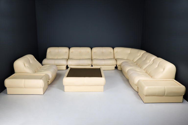 Large modular sofa Rimo Maturi for Mimo Padova model ´Nuvolone´ in leather, Italy, 1970s

Large modular sofa / landscape sofa by Italian designer Rimo Maturi for manufacturer Mimo Padova. The 'Nuvulone', meaning 'cloud' in Italian, sofa consists out