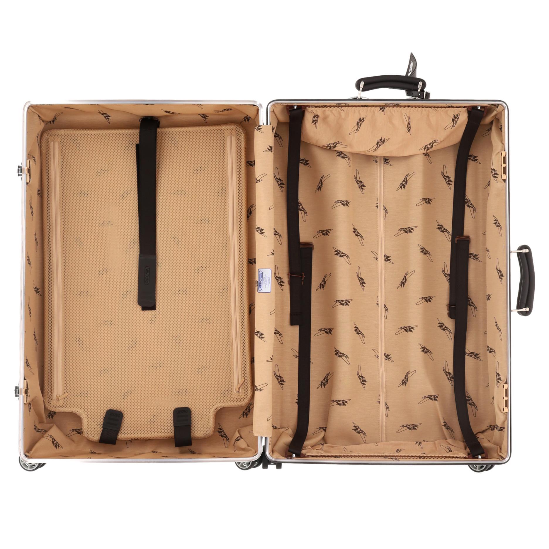 Rimowa Classic Check-In M Valigia in alluminio

Valigia argentata in alluminio anodizzato con angoli rivettati e manici rivestiti in pelle.

È dotato di manico telescopico, sistema Multiwheel per una manovrabilità senza sforzo e targhetta in pelle