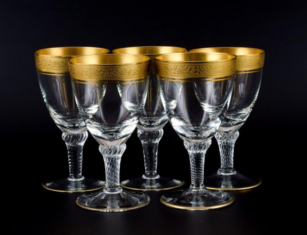 Rimpler Kristall, Zwiesel, Germania, cinque bicchieri da vino bianchi in cristallo soffiato a mano con bordo dorato decorato con uva e foglie di vite.
1960s.
In perfette condizioni.
Dimensioni: H 12,2 x P 7,0 cm
