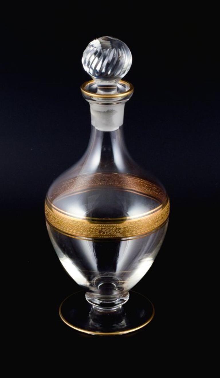 Rimpler Kristall, Zwiesel, Germany, mouth-blown glass decanter with gold rim decorated with grapes and vine leaves.
1960s.
In perfect condition.
Dimensions: H 27.0 x D 12.0 cm.