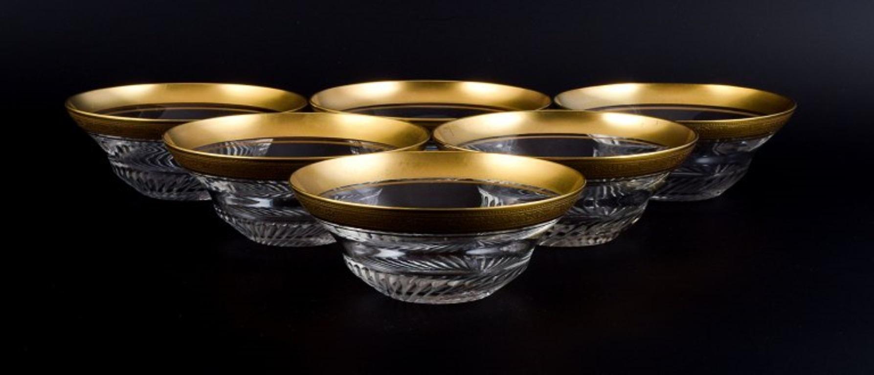 Rimpler Kristall, Zwiesel, Germania, sei coppe in cristallo soffiato a mano con bordo dorato decorato con uva e foglie di vite.
1960s.
In perfette condizioni.
Dimensioni: D 12,5 x H 5,0 cm.