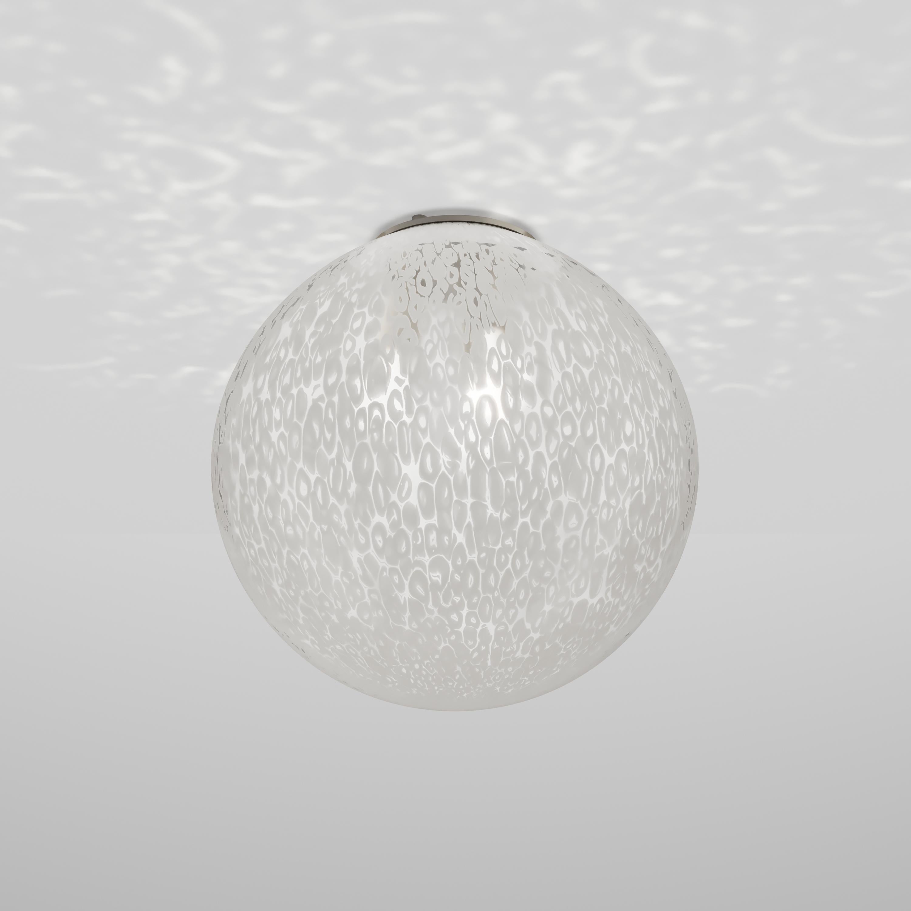 Rina is inspired by the dandelion, of which it recalls the pappus, thanks to the light texture of the surface, made with the traditional technique of murrine. It is available in different sizes that can be combined in a wide range of