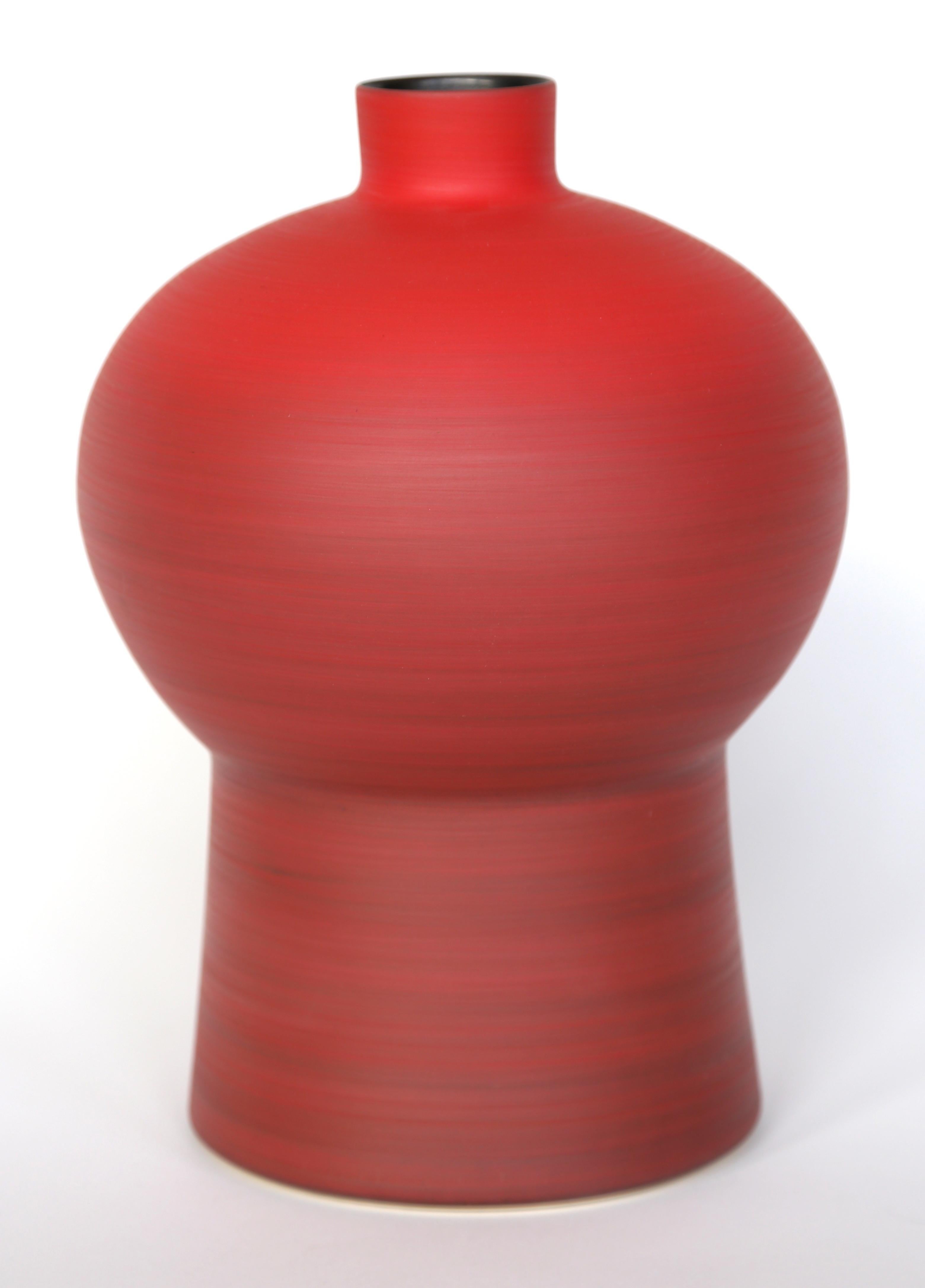 Rote Rina Menardi-Vase aus handgefertigter Keramik der königlichen Königin (Handgefertigt) im Angebot