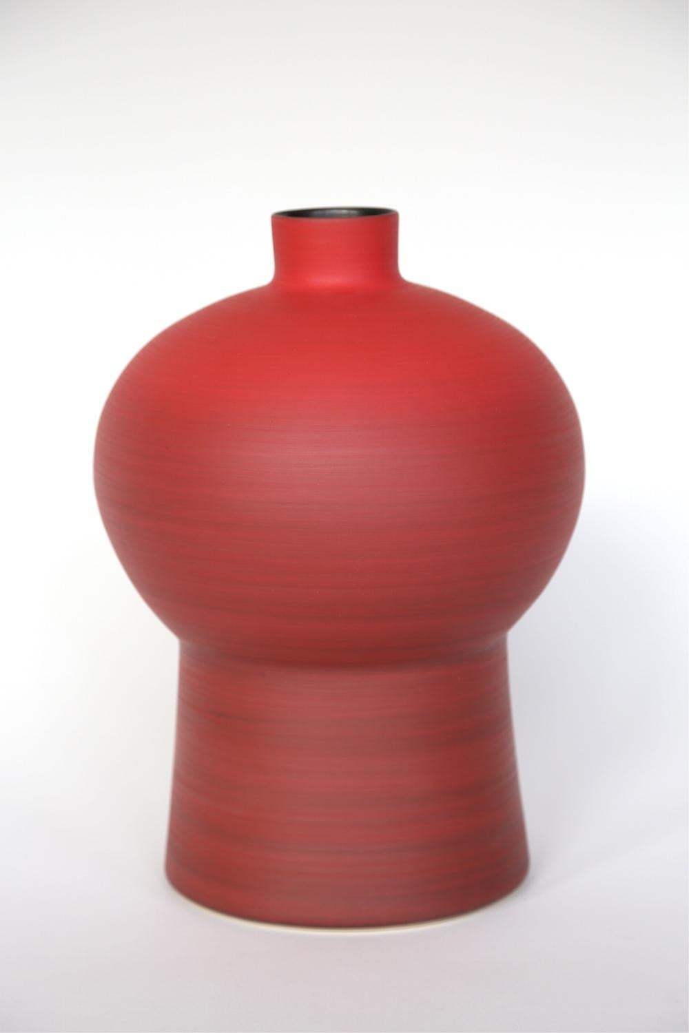 Rote Rina Menardi-Vase aus handgefertigter Keramik der königlichen Königin im Zustand „Neu“ im Angebot in Los Angeles, CA