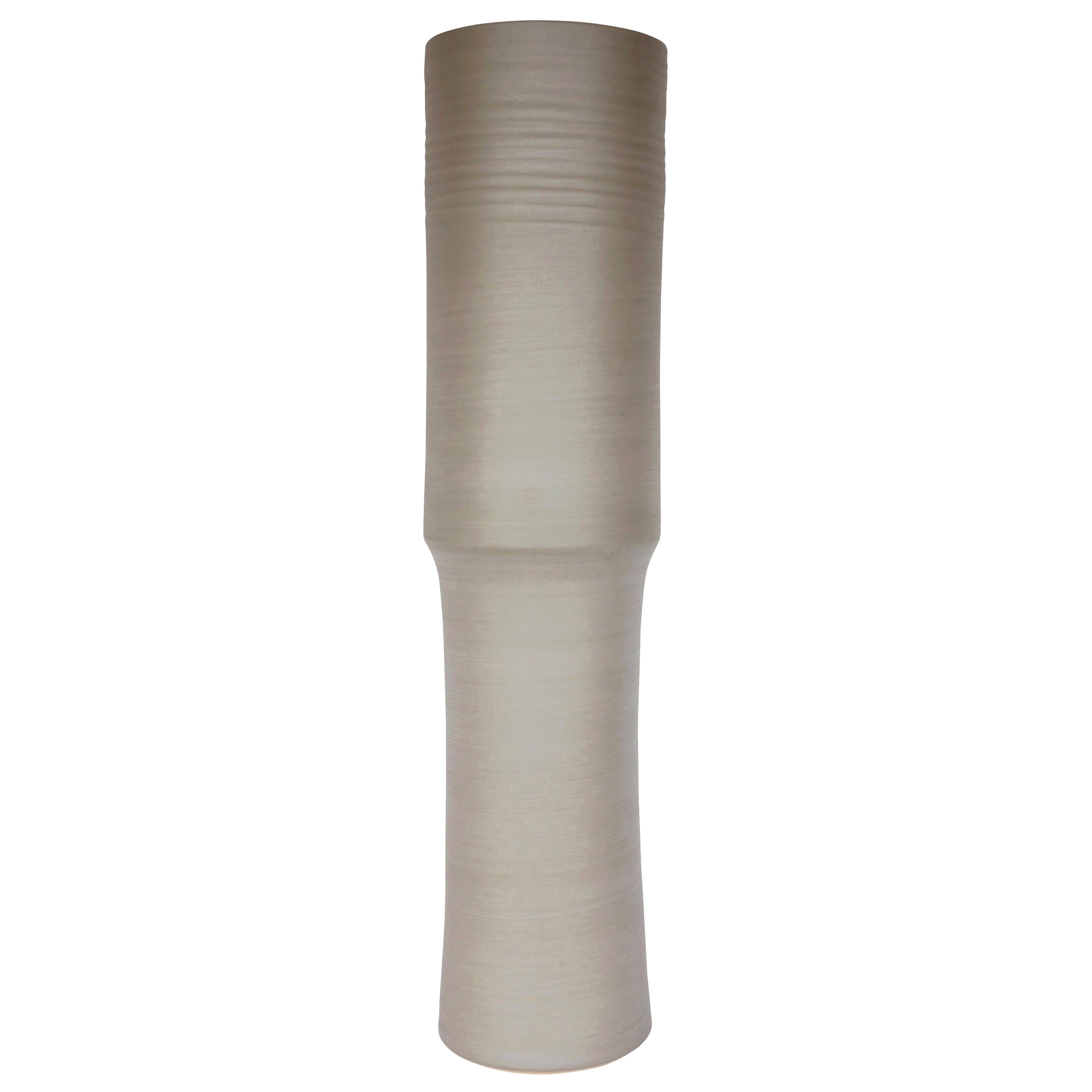 Vaso Totem in ceramica fatto a mano di Rina Menardi in marrone chiaro