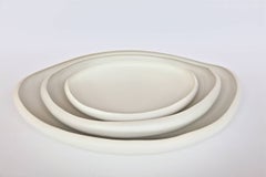 Vassoi in ceramica di Rina Menardi fatti a mano con la laguna bianca