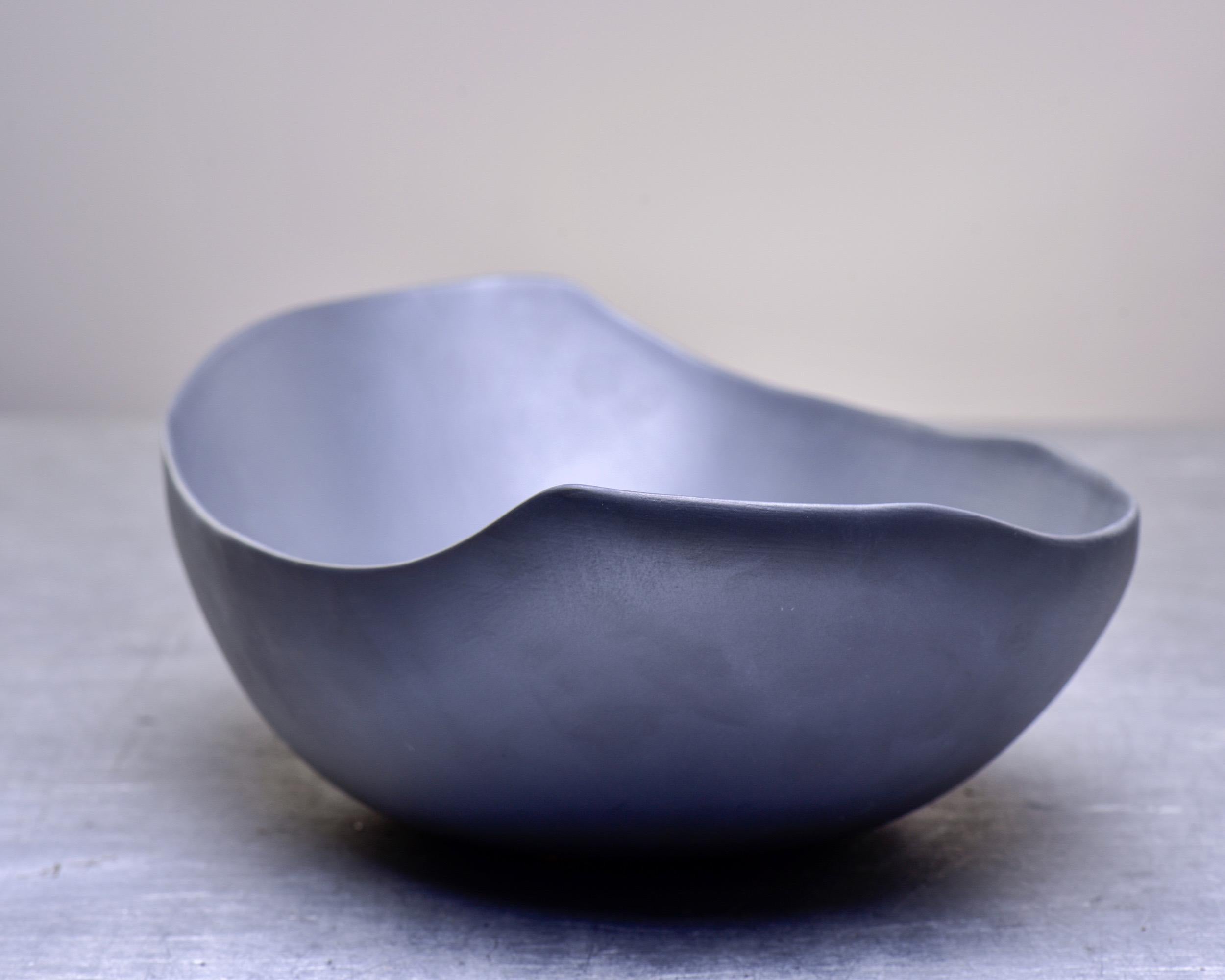 Rina Menardi Italian Art Pottery Center Bowl in Graphite Glaze In New Condition In Troy, MI