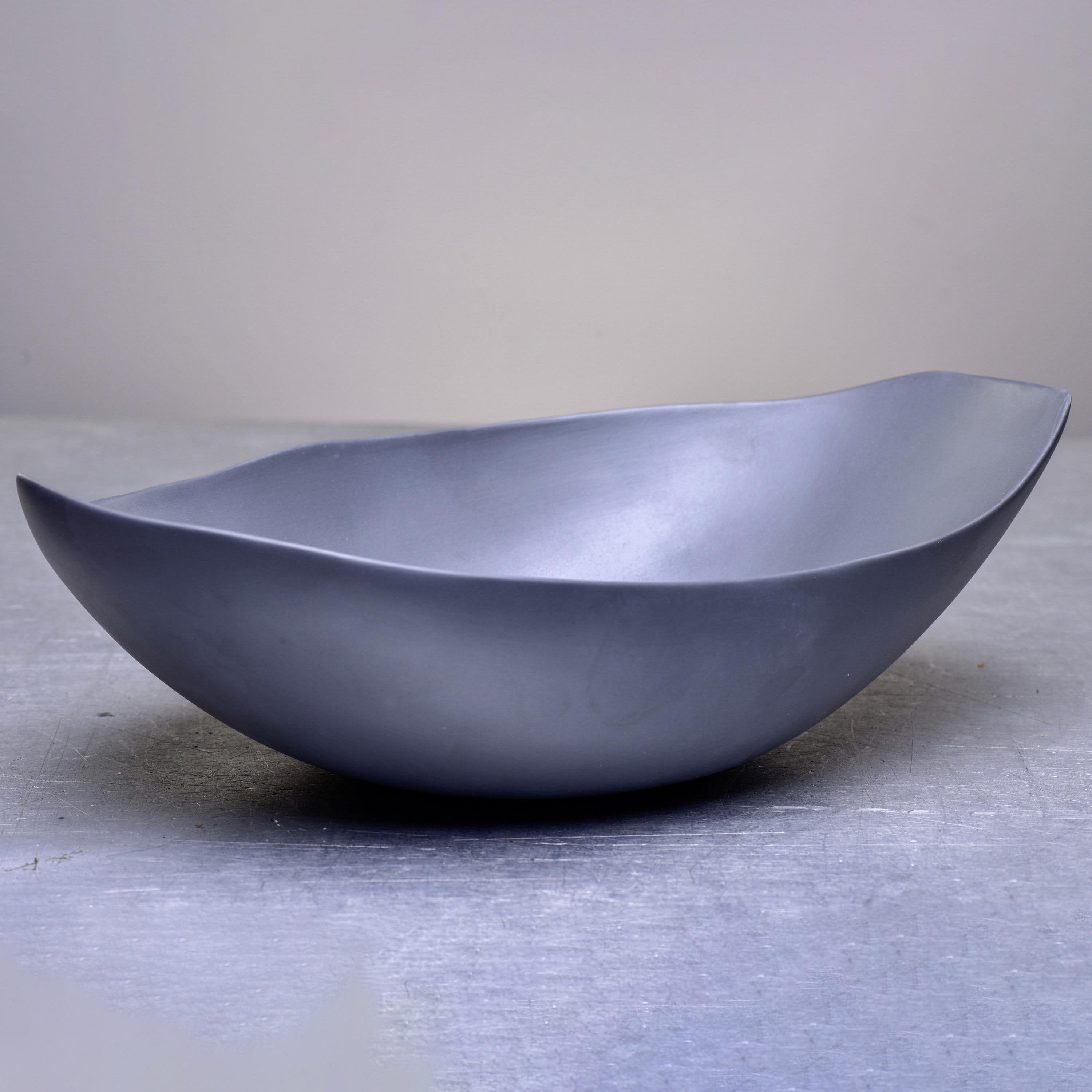 Rina Menardi Italian Art Pottery Center Bowl in Graphite Glaze 1