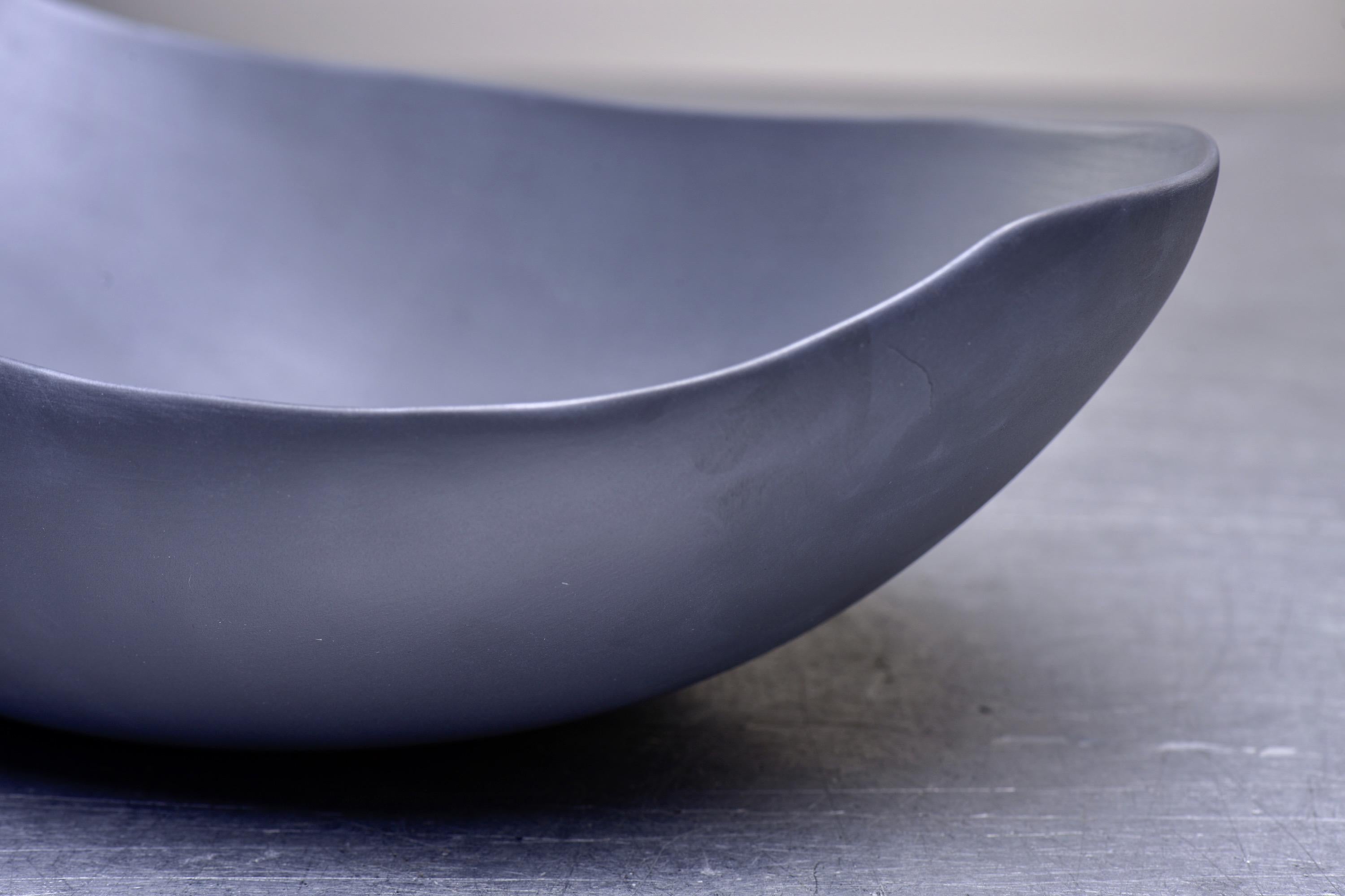 Rina Menardi Italian Art Pottery Center Bowl in Graphite Glaze 3