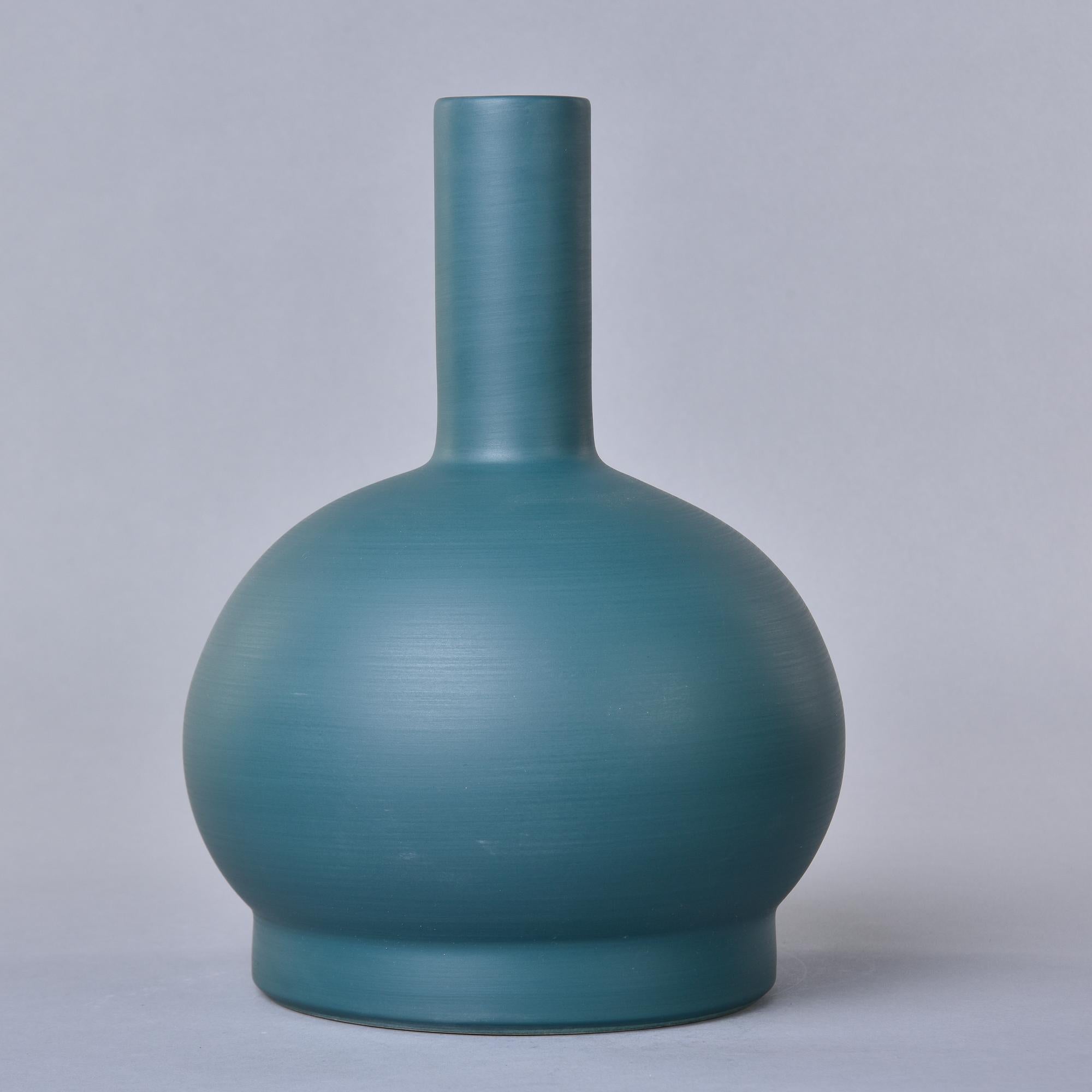 Nouveau et importé d'Italie, ce vase en poterie d'art de Rina Menardi est un récipient à paroi mince aux proportions généreuses. Base ronde en forme de globe avec un col haut et étroit et une glaçure saturée vert sarcelle. Le dessous de la base