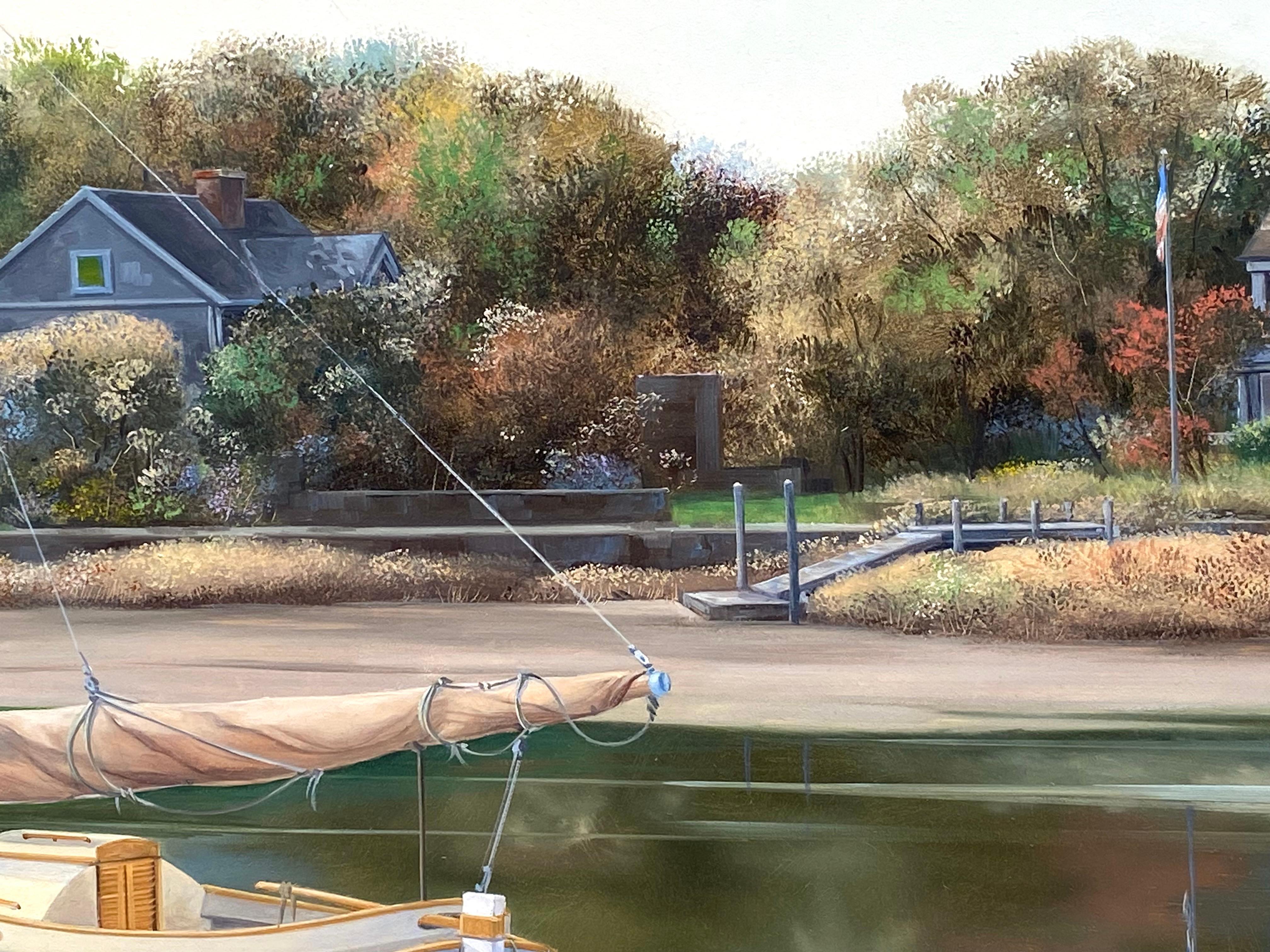 Óleo marino original sobre tabla de un velero amarrado en una cala de Sag Harbor, Nueva York, del renombrado artista Rinaldo Skalamera.  Recién terminado en 2024. Firmado abajo a la derecha. Novedad.  Enmarcado en un nuevo marco estilo peltre