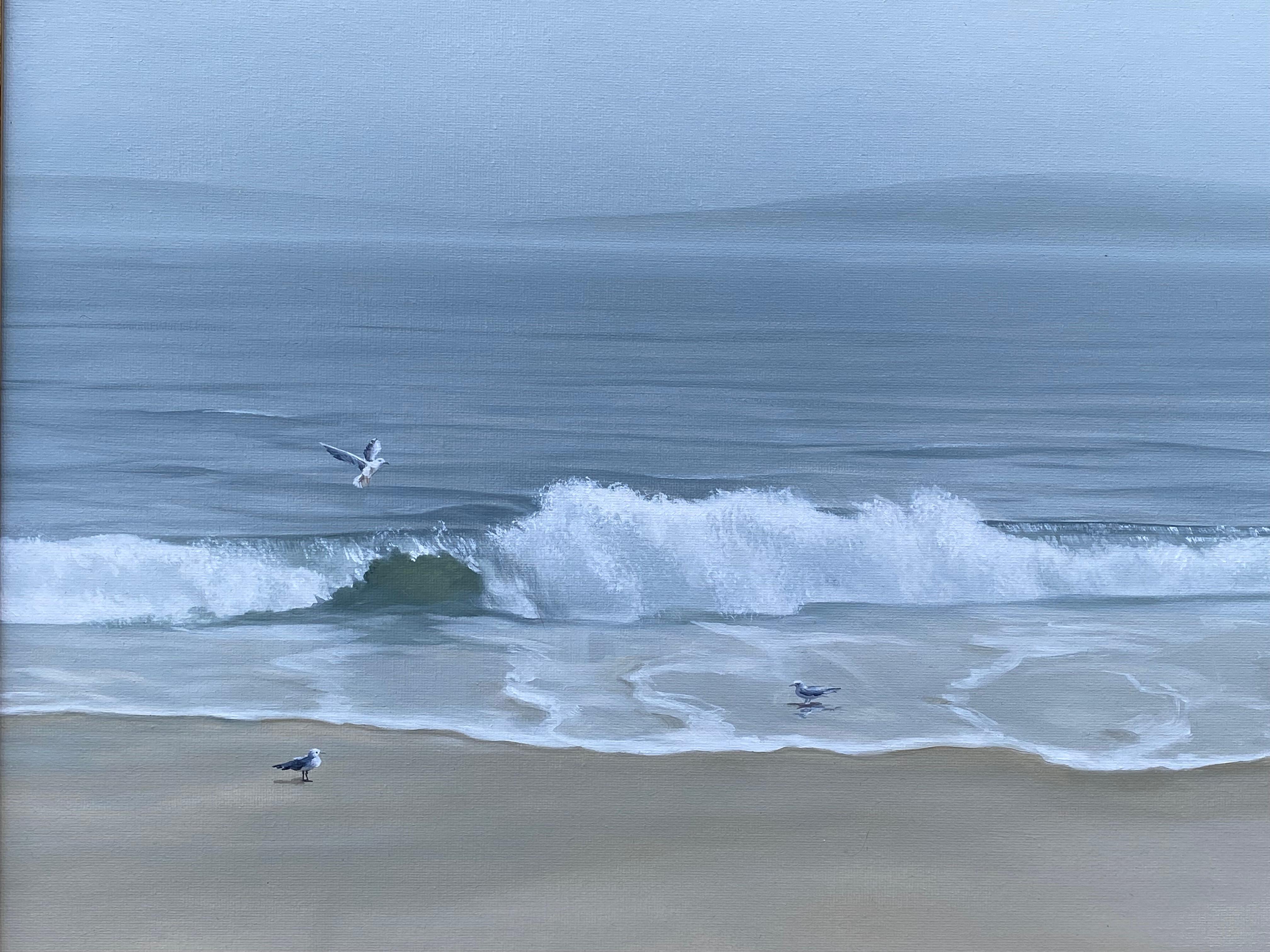 Dipinto originale ad olio su tela del rinomato artista del realismo marino Rinaldo Skalamera.  Le condizioni sono nuove. Firmato in basso a destra. Eseguito nel 2024. Incorniciato in una cornice contemporanea a foglia d'oro. Le misure complessive