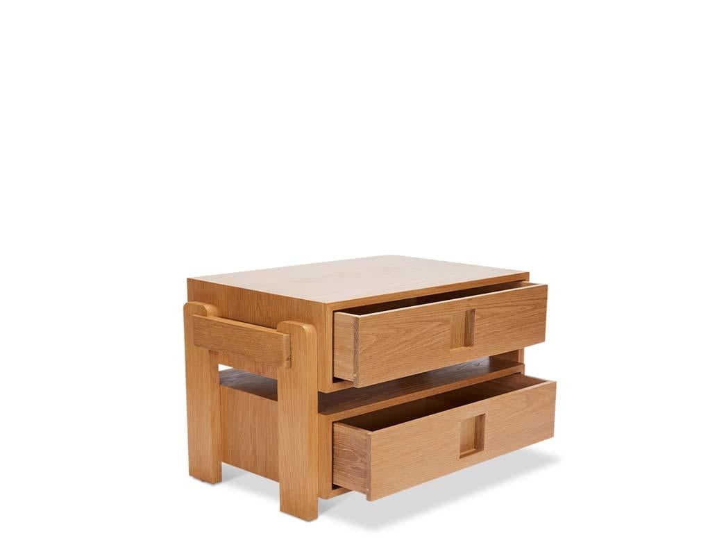 La table de nuit Rincon utilise une menuiserie précise et un espacement bien pensé pour suspendre deux tiroirs de taille généreuse entre des pieds extérieurs en bois dur.

La collection Lawson-Fenning est conçue et fabriquée à la main à Los Angeles,