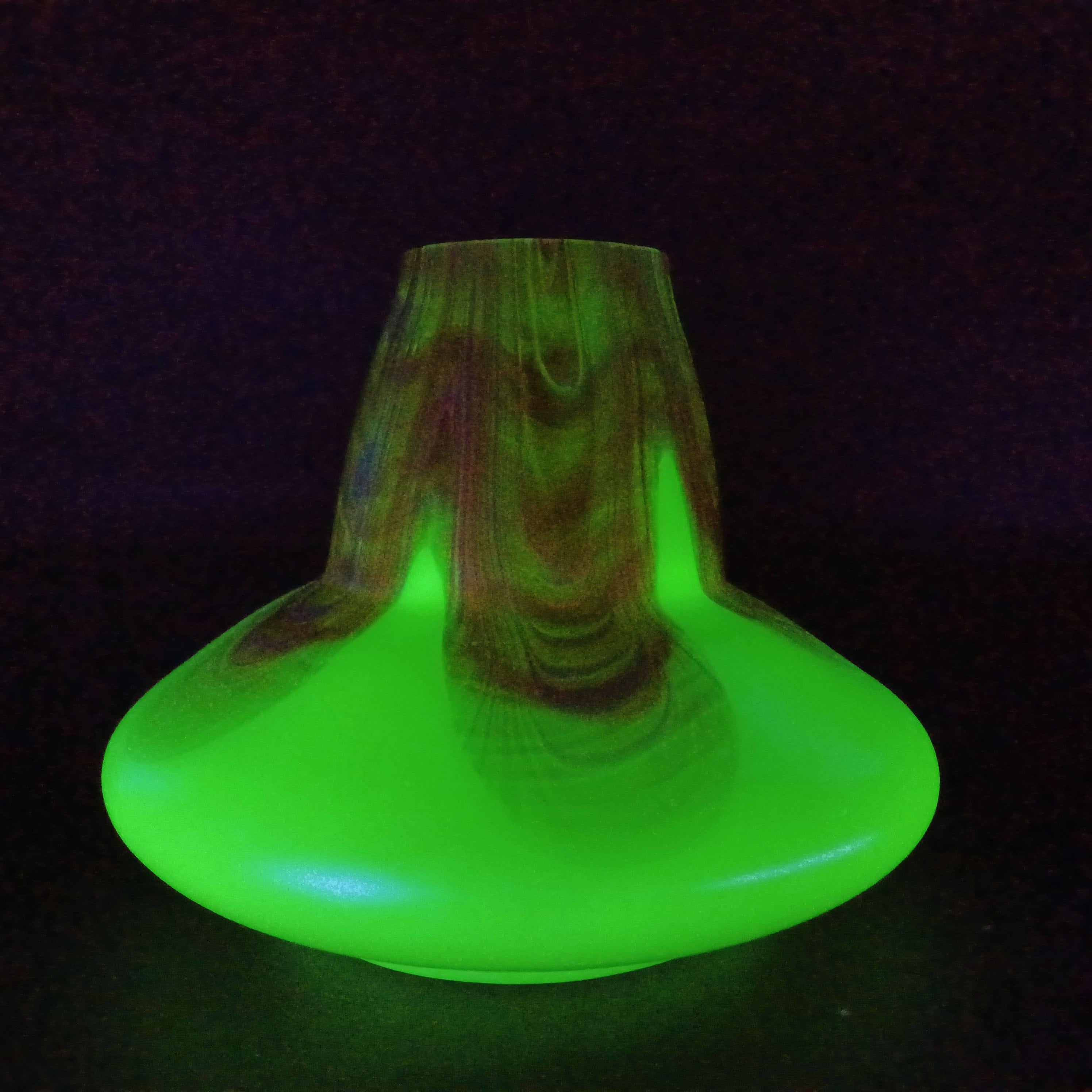 Jarrón Rindskopf Art Nouveau de vidrio verde uranio con pluma tirada Checo en venta