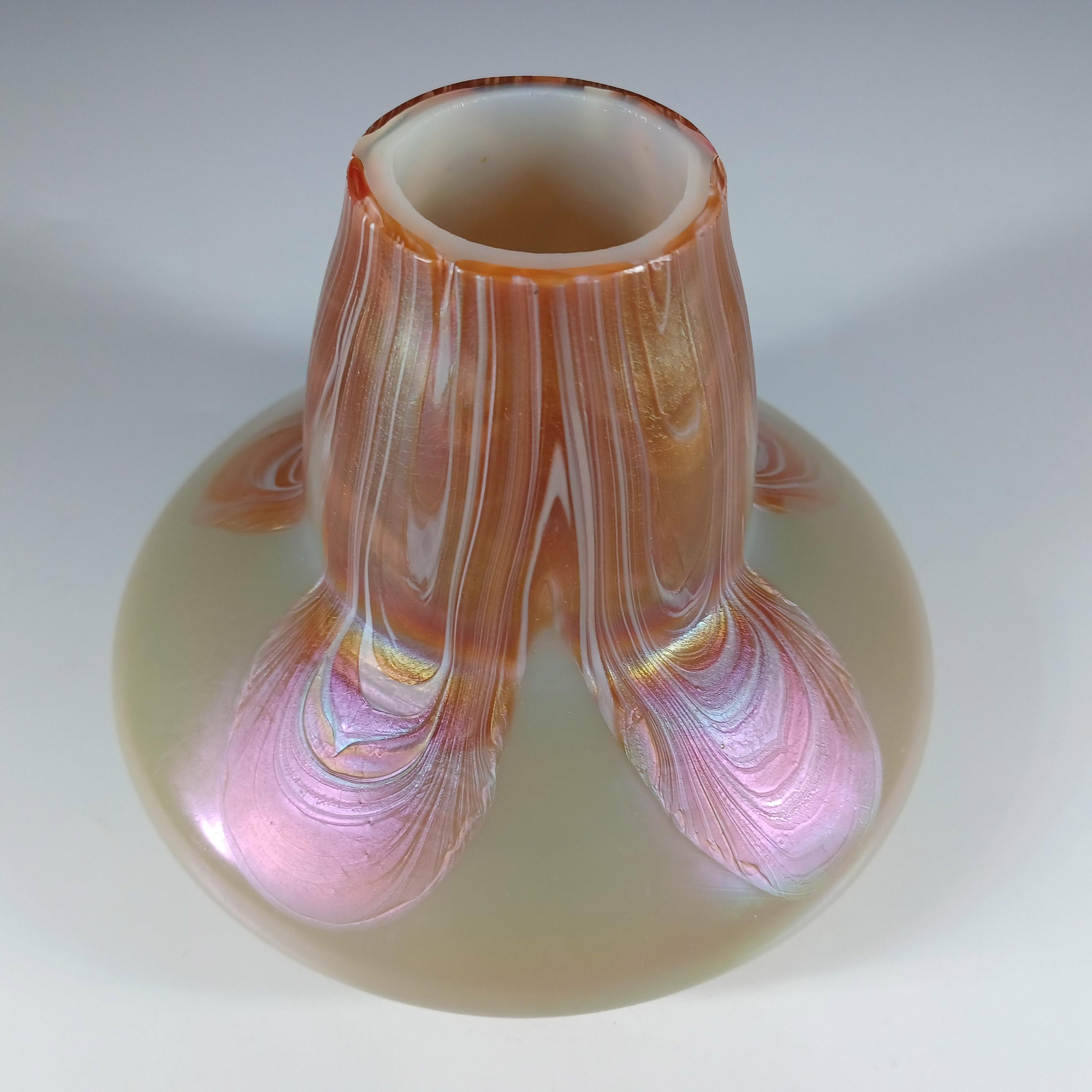 Jarrón Rindskopf Art Nouveau de vidrio verde uranio con pluma tirada Vidrio en venta