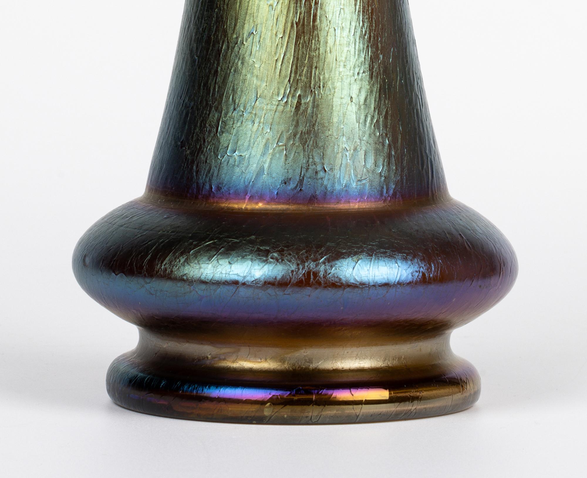 Impresionante jarrón Art Nouveau bohemio de vidrio artístico iridiscente con acabado texturado atribuido a Rindskopf o Kralik y datado hacia 1900. Este elegante jarrón soplado a mano se alza sobre una base redonda de estilo pedestal integral con un