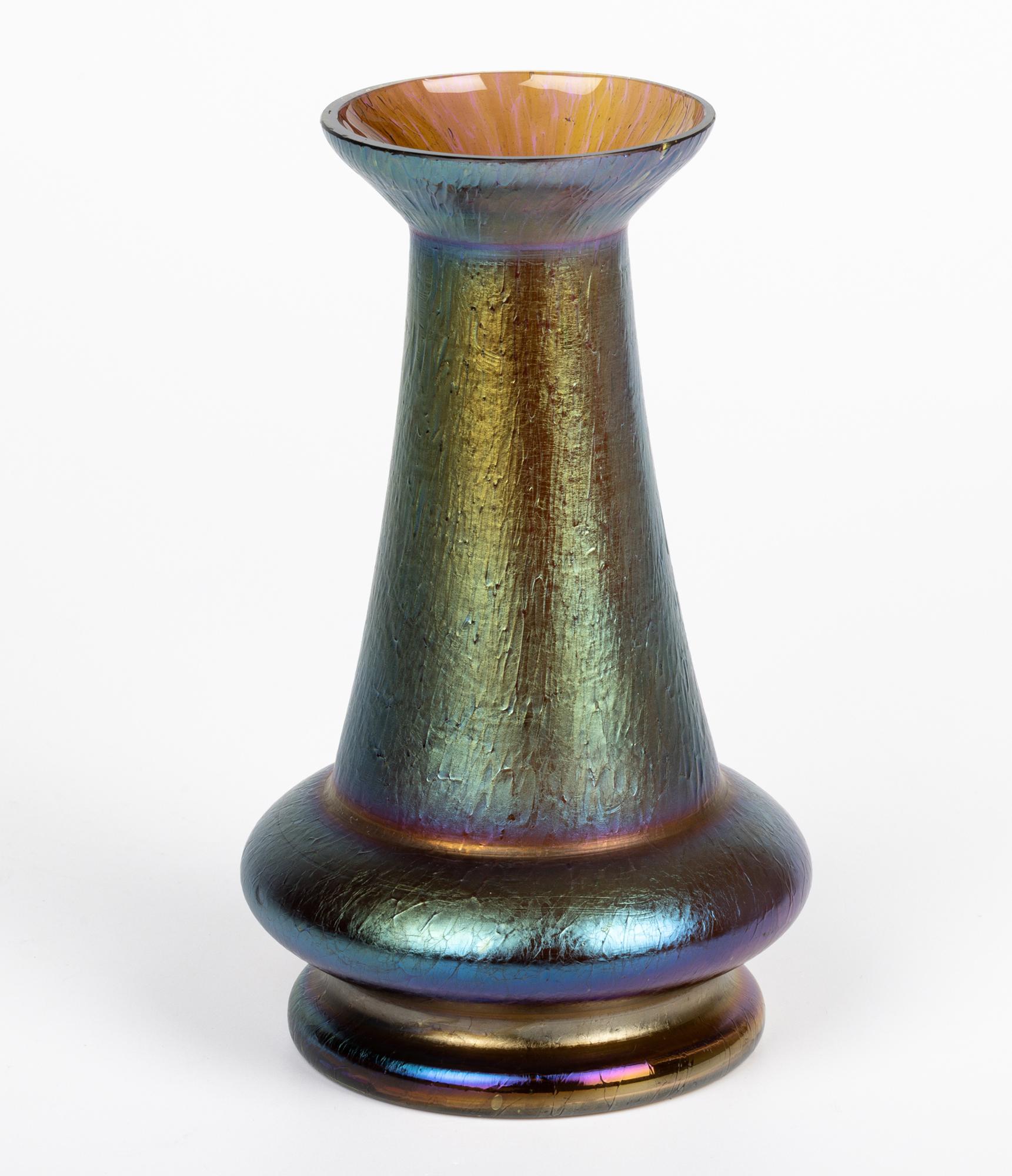 Jarrón de cristal Art Nouveau iridiscente de Bohemia Rindskopf Vidrio soplado en venta