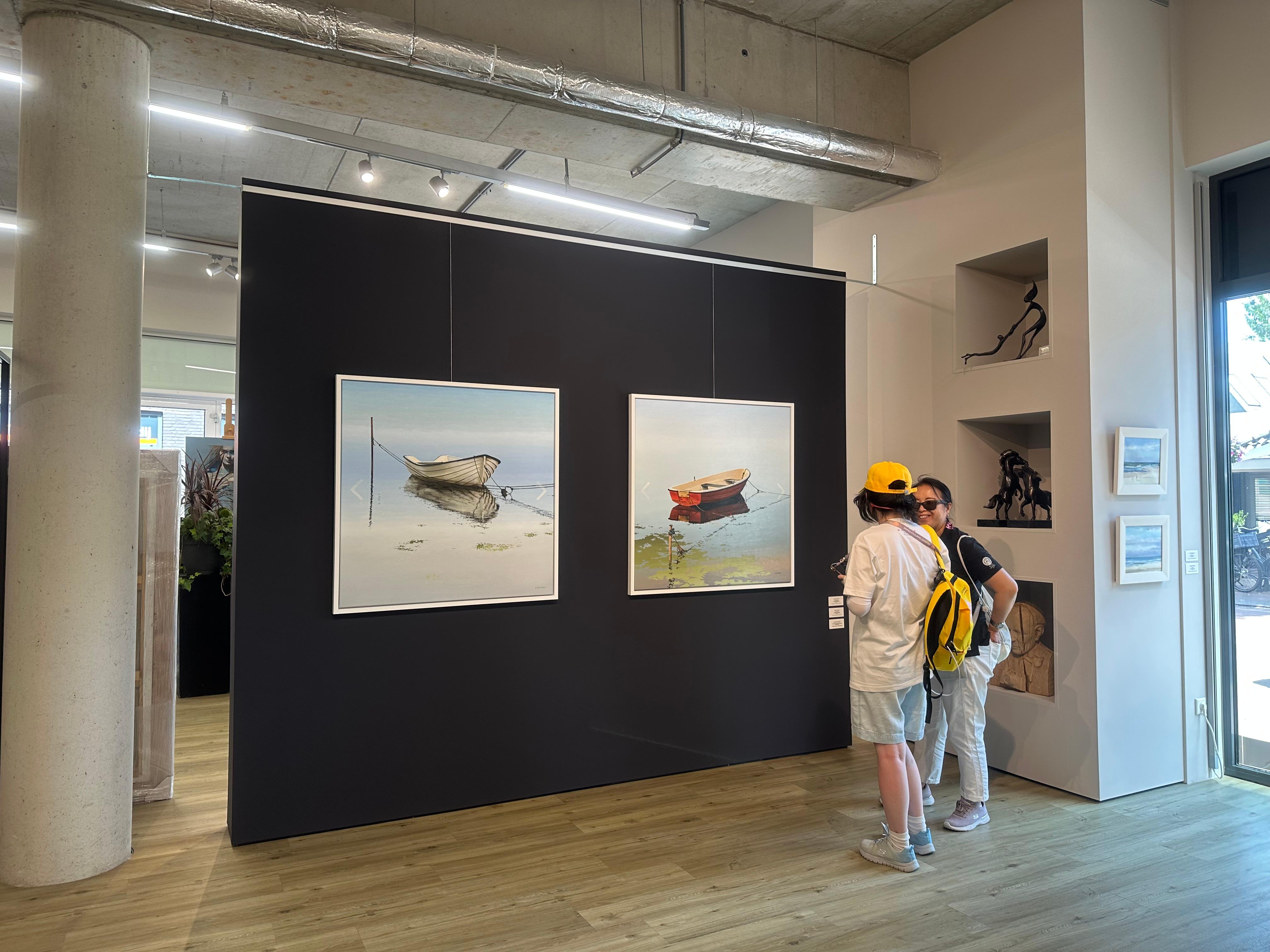 Scrolling Pictures I- 21st Century Contemporary Painting of a rowboat in water (Défilement d'images I- Peinture contemporaine du 21e siècle représentant une barque dans l'eau) en vente 4
