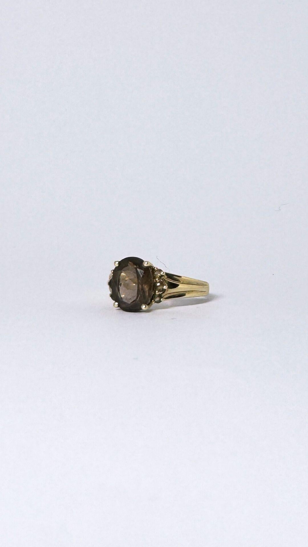 Ring aus 14 Karat Gold mit Rauchquarzen  2 Karat, umgeben von kleinen Quasten  (Ovalschliff) im Angebot