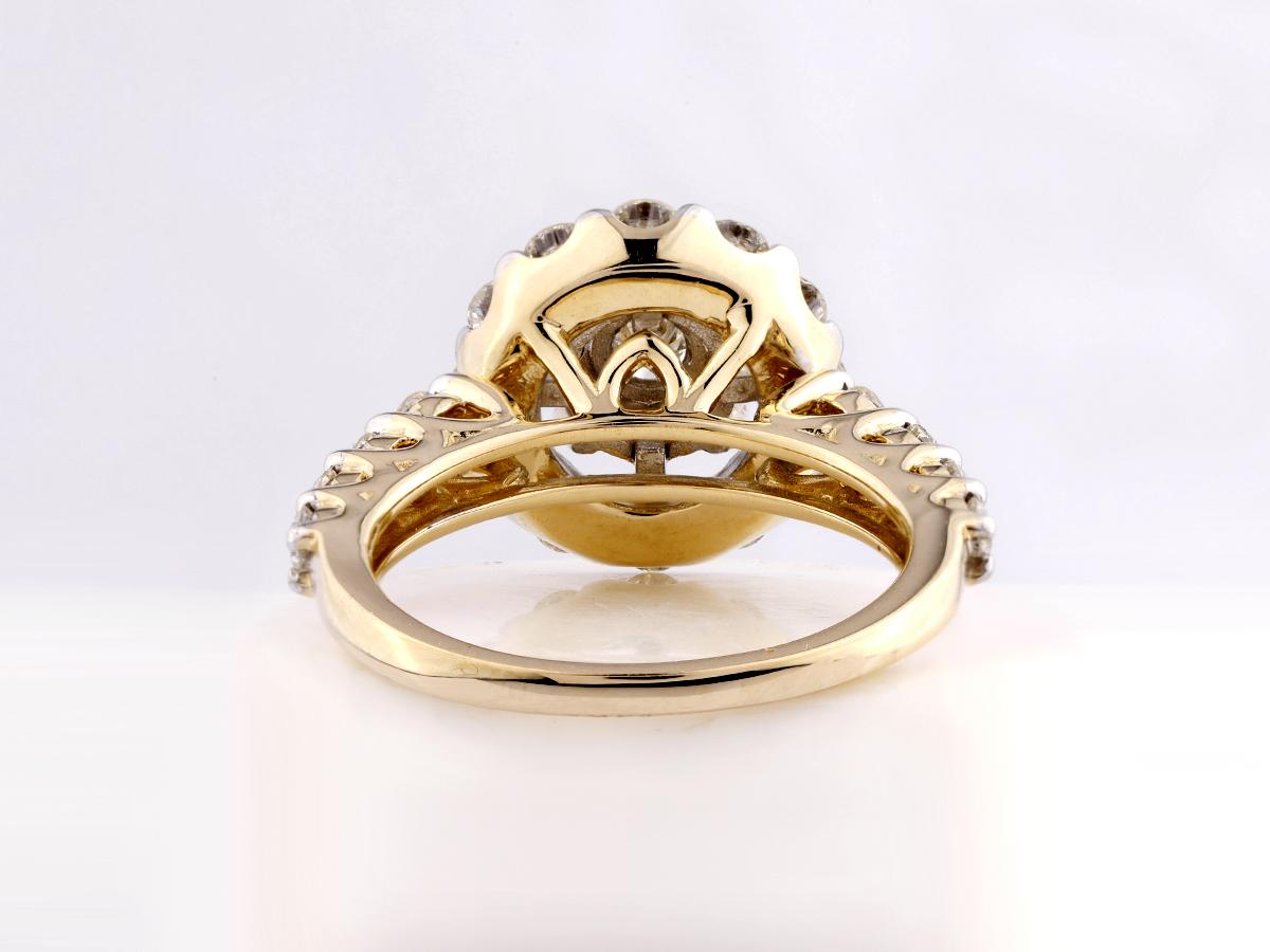 Taille ronde Bague - Or jaune 14 kt - 2,08 ct tw. Grappe de diamants naturels en halo en vente