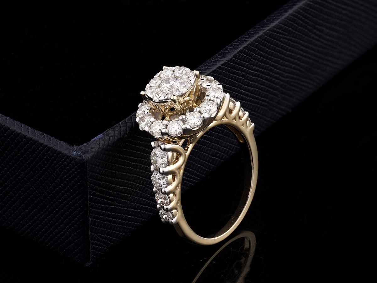 Bague - Or jaune 14 kt - 2,08 ct tw. Grappe de diamants naturels en halo en vente 3