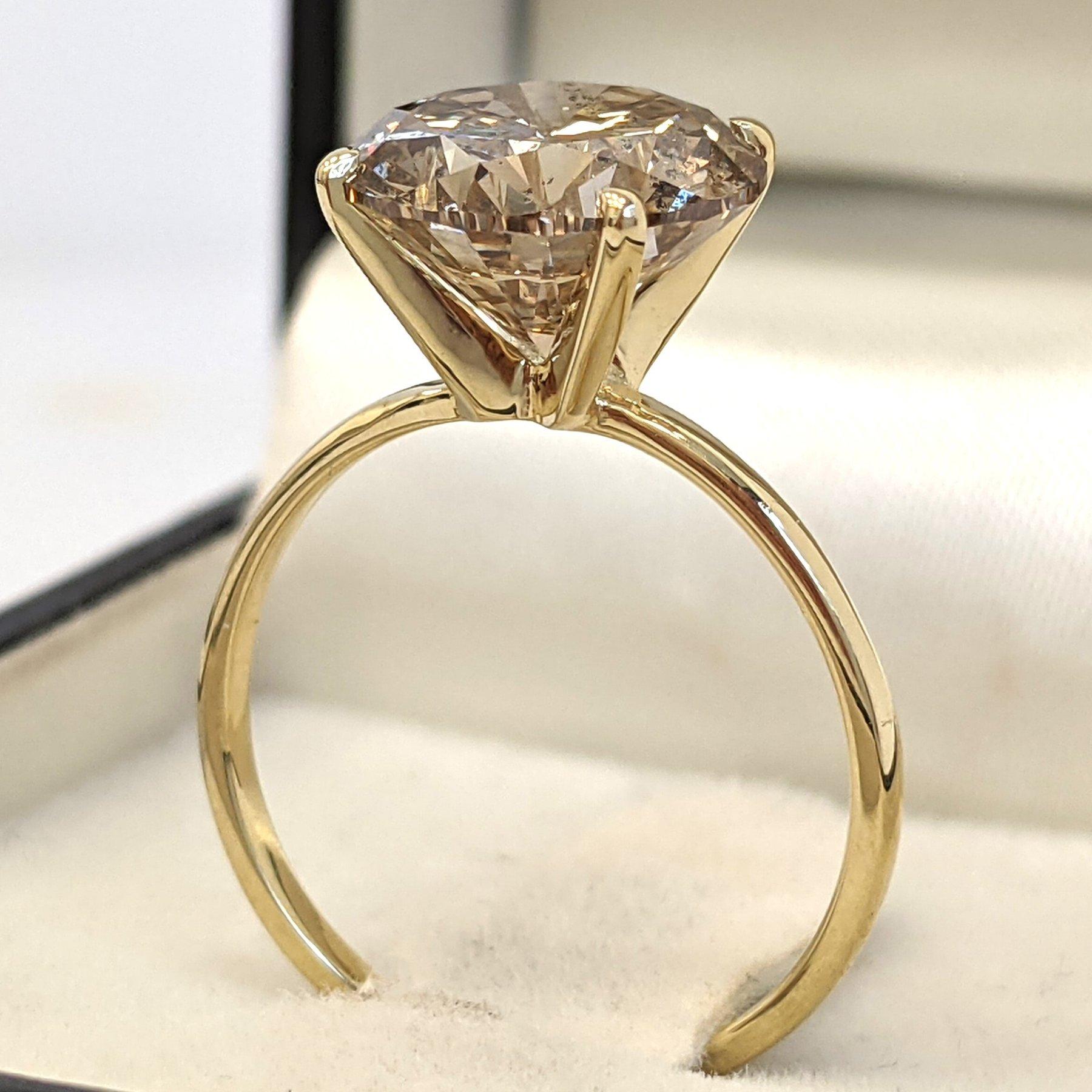 Ring - 14 kt. Gelbgold - 4,01ct. tw. Diamant (natürlich gefärbt) - IGI (Rundschliff) im Angebot